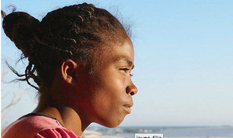 CINÉMA / D'ÎLES EN DOC / La jeune fille et le ballon ovale