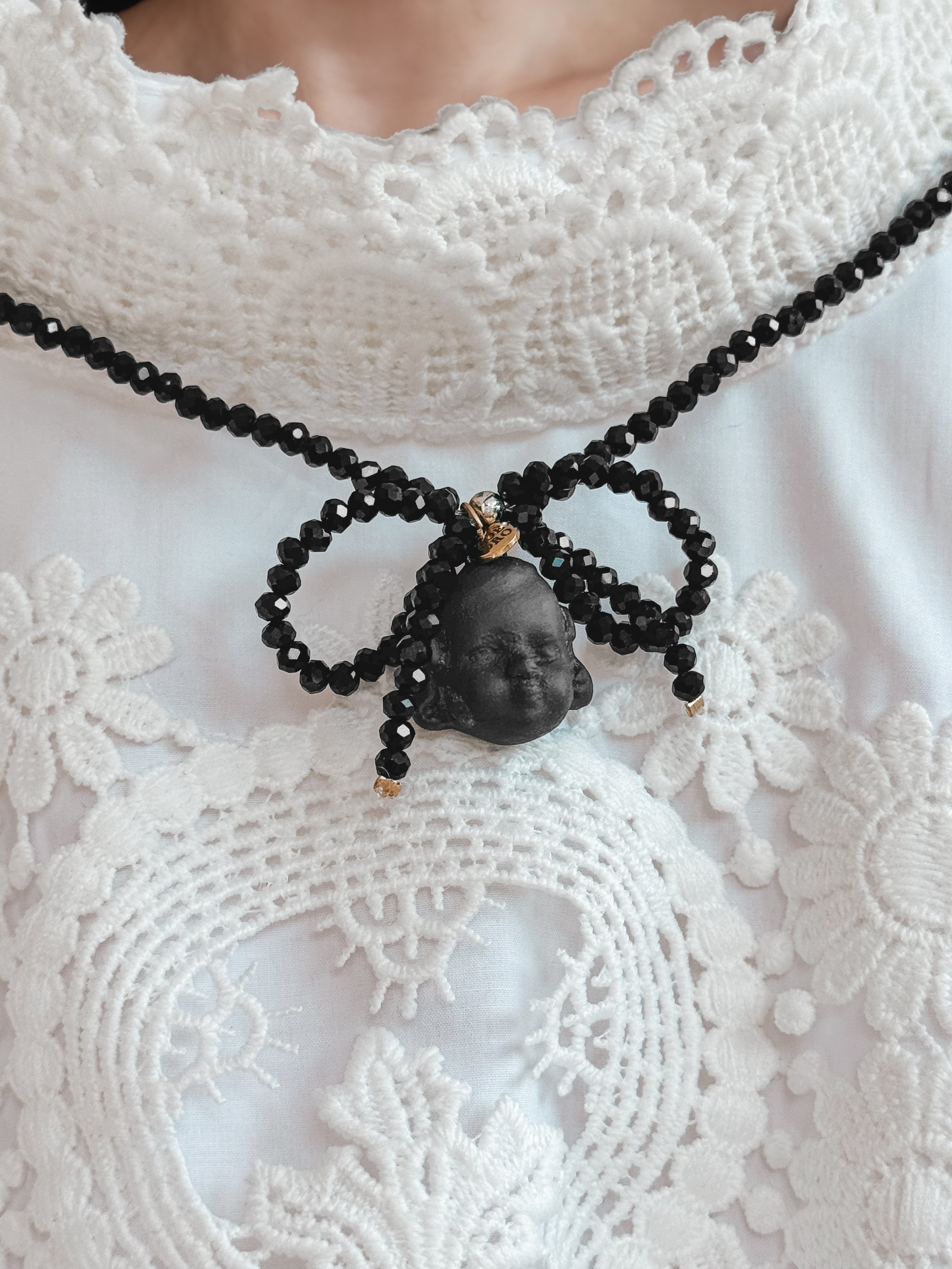 Zoedro-orecchini-BabyPop-collana-nero_03_collo.jpg