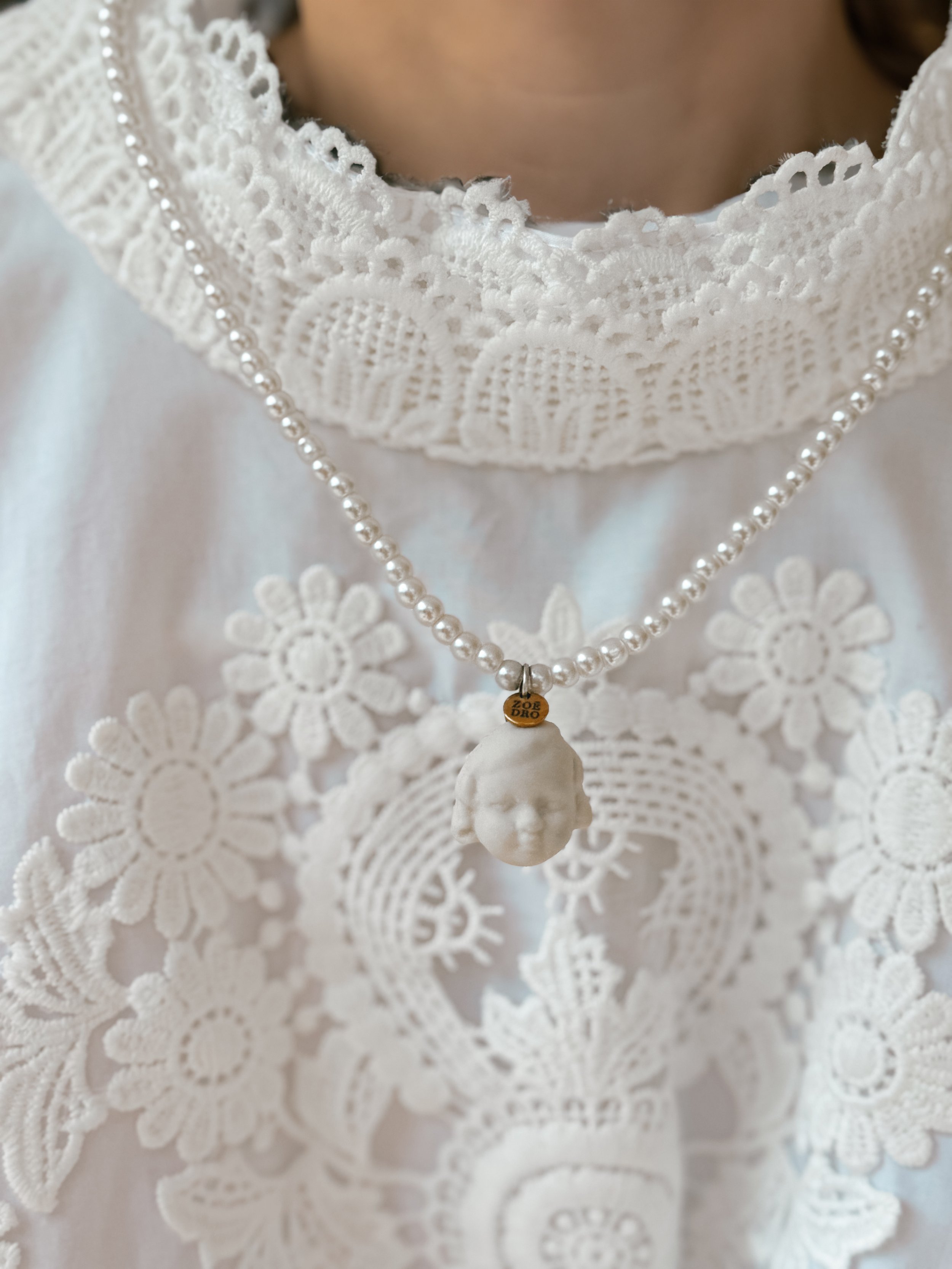 Zoedro-orecchini-BabyPop-collana-bianco_01_collo.jpg