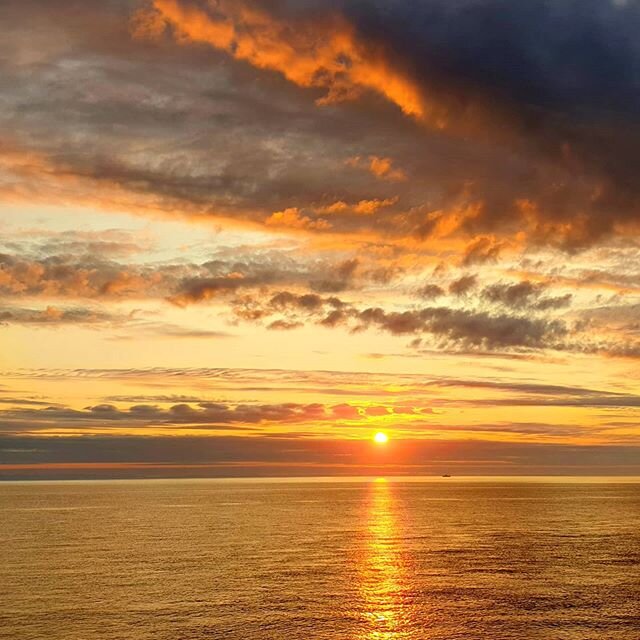 What could be more romantic than a Hebridean sunset? Start your love affair with the west coast this valentine's day ❤
.
.
.
.
.
.
.
.
#HebrideanWhaleTrail #hwdt_org  #whaletrail #sunset #westcoastwaters #immerseyoursenses #ycw2020 #wcwsunsets #weste