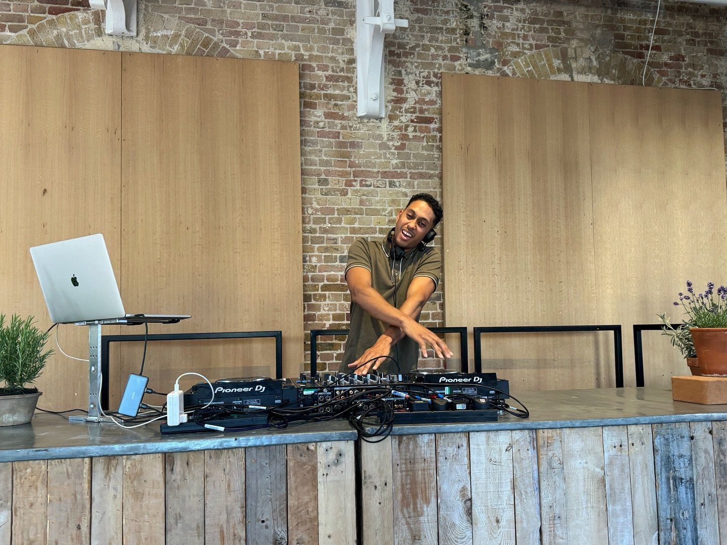 Music &amp; sunshine 🎶 ☀️ it&rsquo;s not always about dancing, the main thing is to create the vibe. At this particular event, everyone had had a long day so by the time it came to the end of the event, all they wanted was drink 🍷 and ☀️. Various p