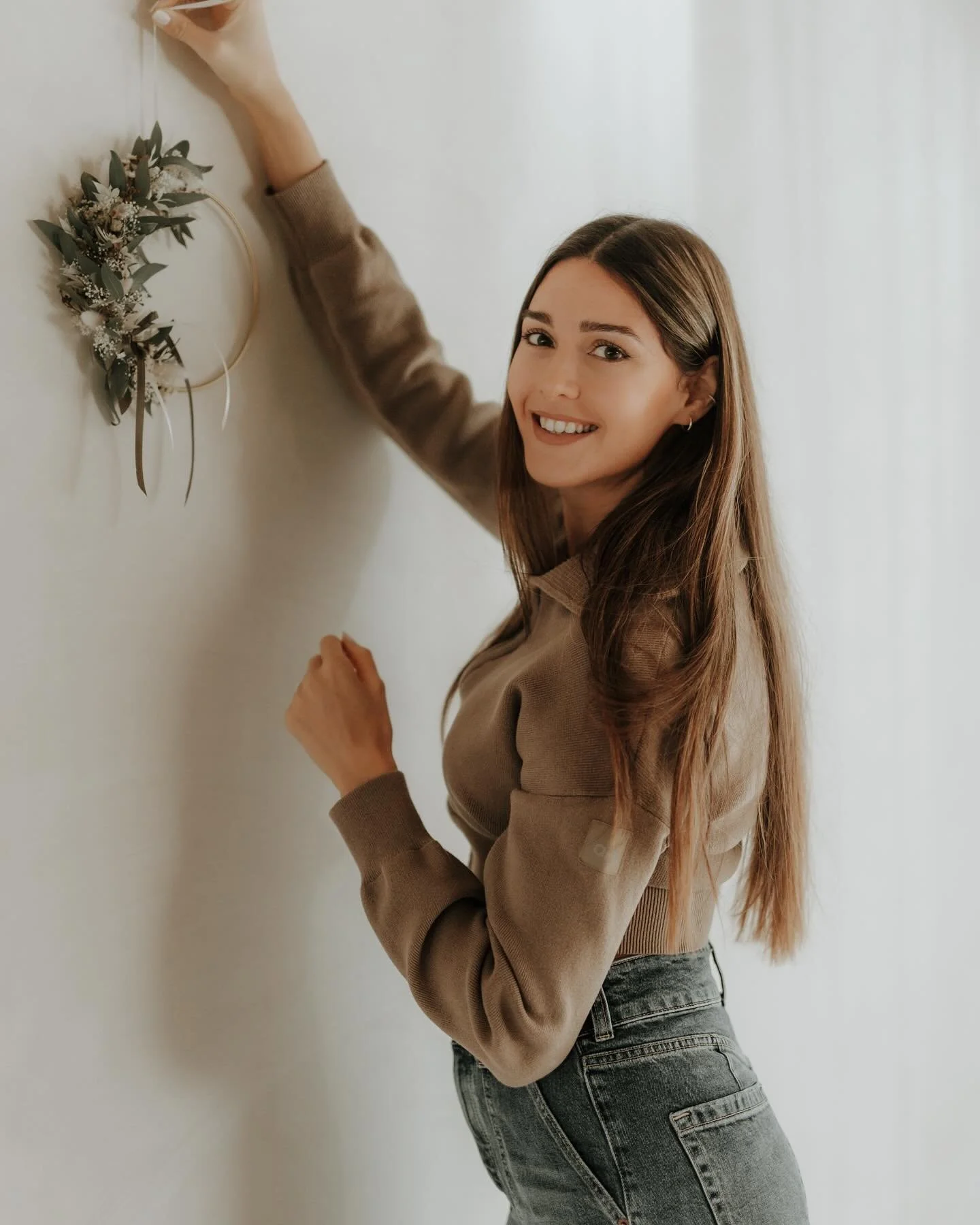 Ｍｅｒｒｙ  Ｃｈｒｉｓｔｍａｓ!

Ich w&uuml;nsche euch ruhige Feiertage, Liebe &amp; ganz viel W&auml;rme ✨

Schon bald gibt es tolle News von uns und dem @atticweststudio ✨

photography: @silvafernandes_ch 🫶🏻

#merrychristmas #grateful #driedflowers #wreath #sp