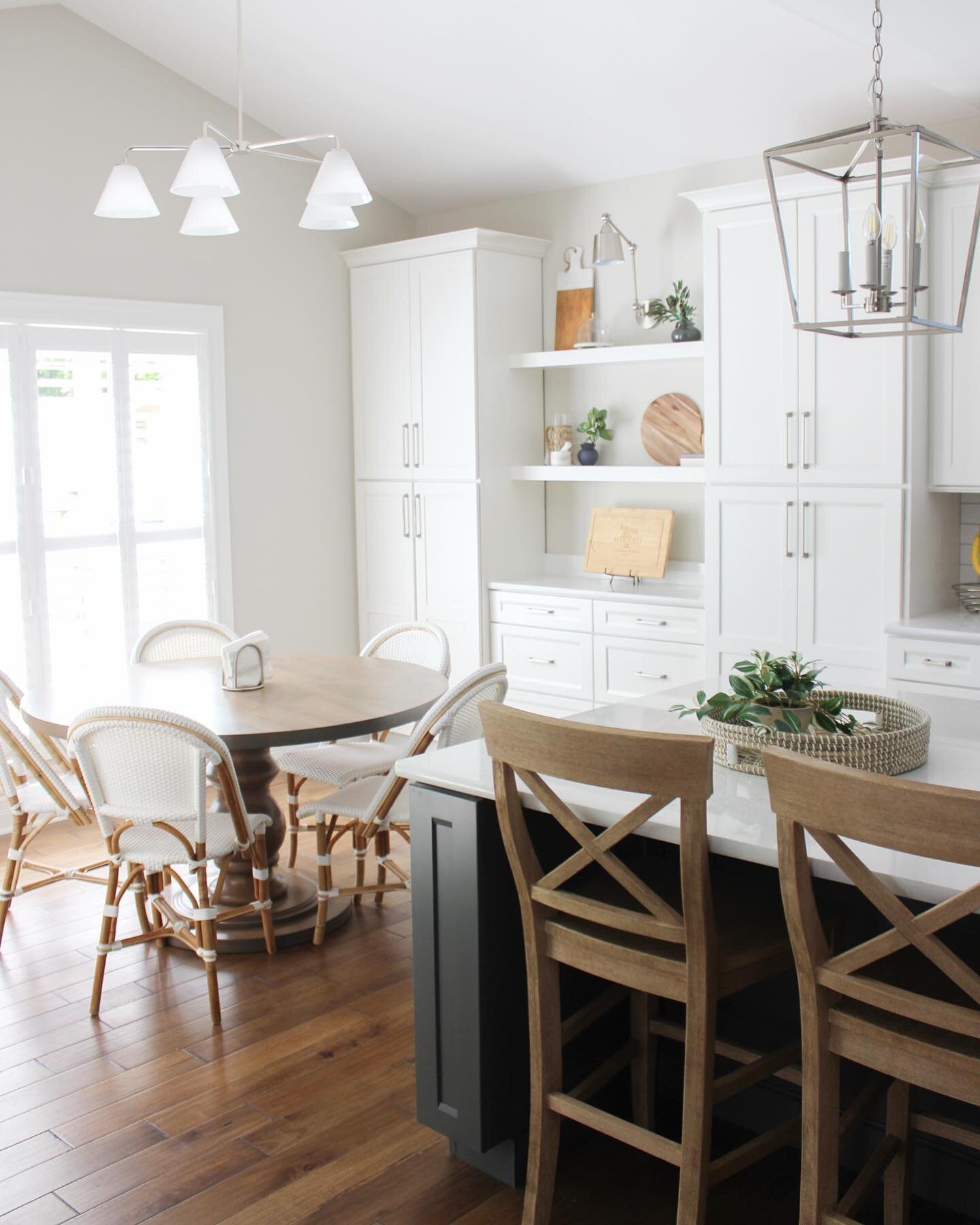 Loving this breakfast room from the #kirkwoodcoastalhome we finished styling yesterday. During the planning phase, we opted to flank the floating shelves with pantry cabinets to anchor the space. We love an excuse to display pretty kitchen accessorie