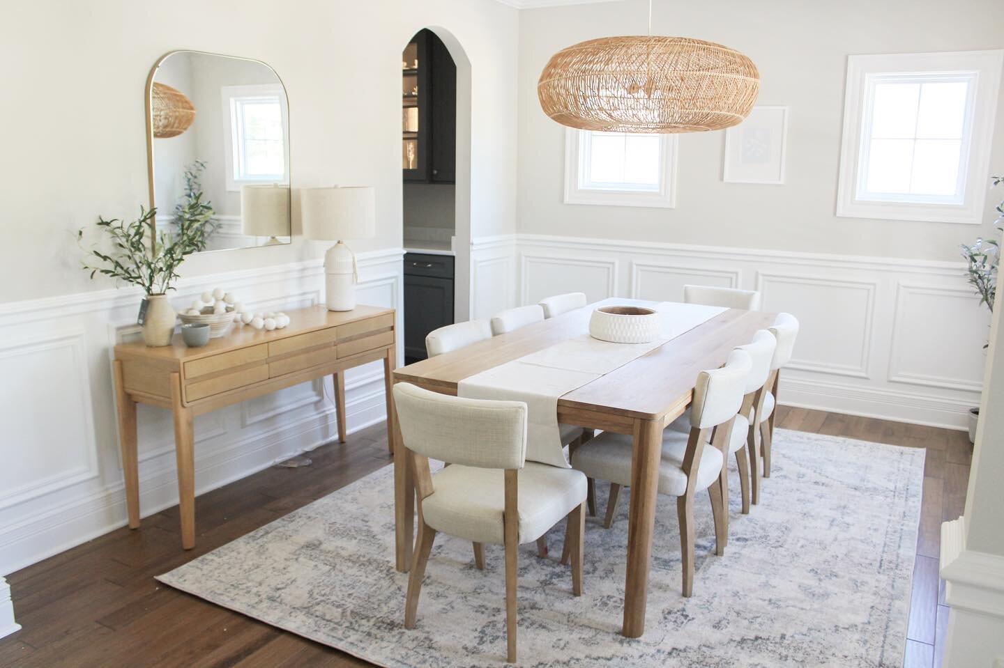 #Kirkwoodcustomhome dining room turned out to be the perfect blend of coastal and classic. 

#interiordesign #coastalliving #interiordesigner #stlhomes #diningroomdecor