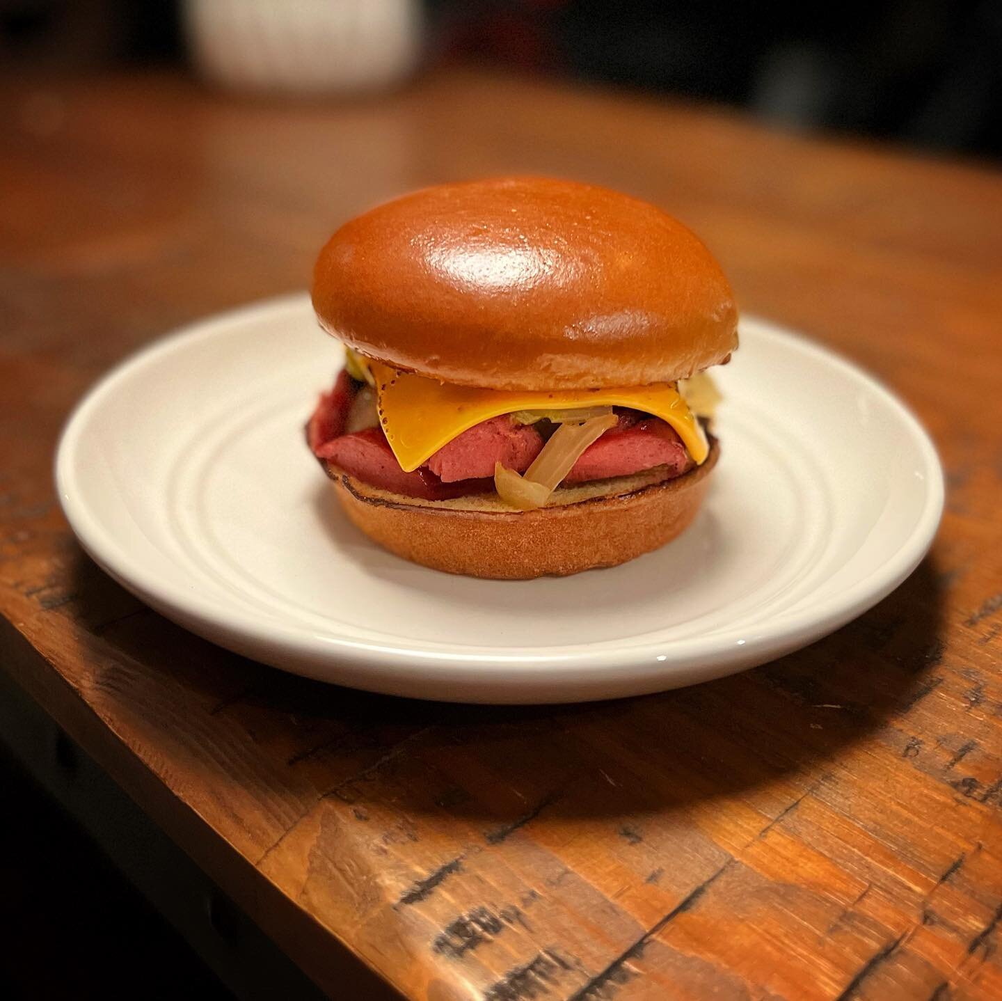 Waygu Beef Hot Dog w/ Pan Fried Onions &amp; American Cheese on Brioche Bun. Dammmmmn!
.
Protein: @snakeriverfarms 
.
.
.
#barbecue #hotdog #bbq #bbqlife #bbqporn #carnivore #instagood #webergrills #weberforlife #lunch #meatmadness #meatcoma #meatswe