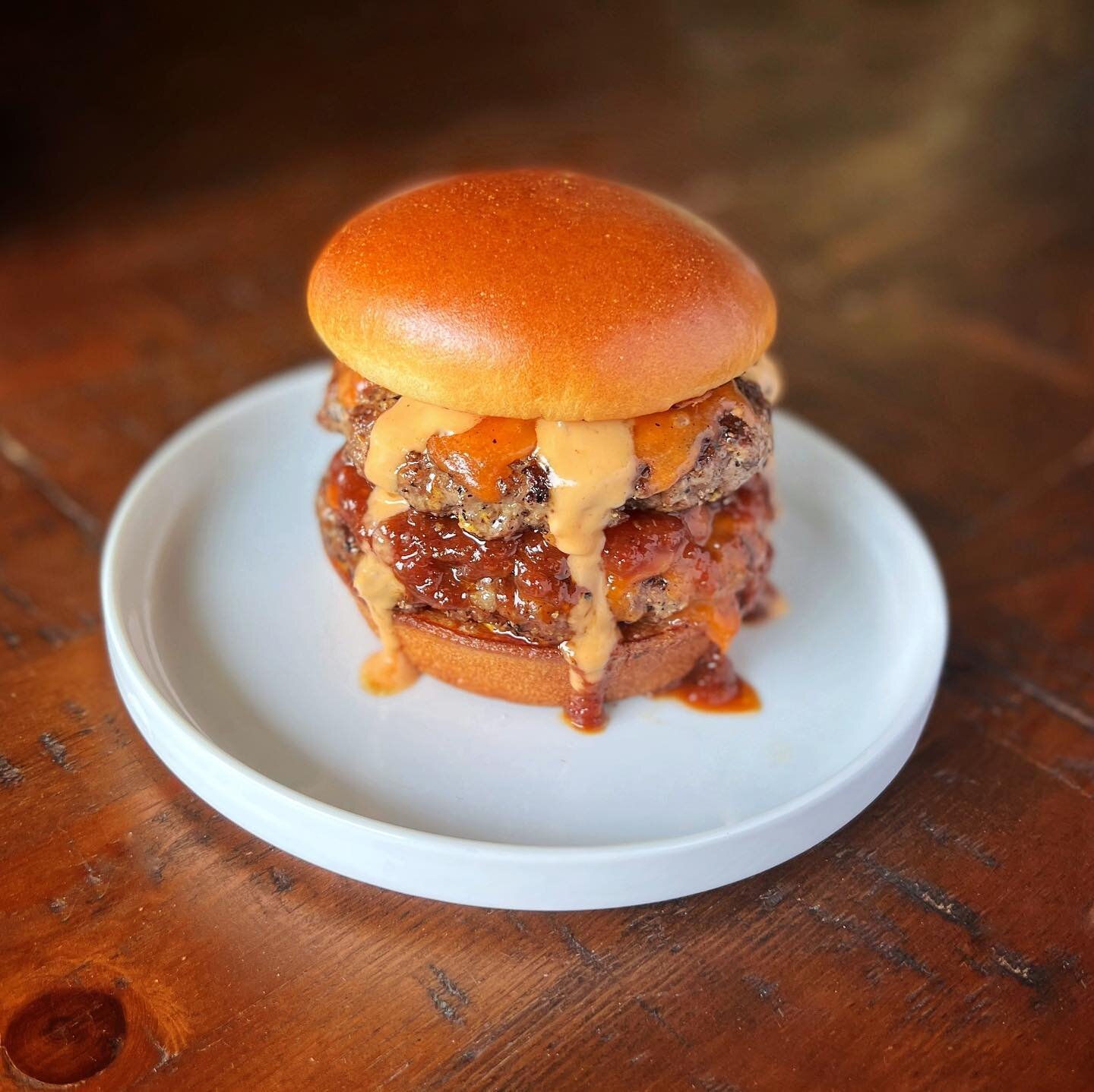 Magnifico Sweet Heat Double  Bacon &amp; Bone Marrow Cheeseburger 🍔 on Brioche Bun. Grilled on the @webergrillsca G2.
.
Condiments: @phlippenssauce Sweet Heat &amp; @traderjoes Magnifisauce.
Protein: @butchersofdistinction 
Rub: @lanesbbq Brisket 
C