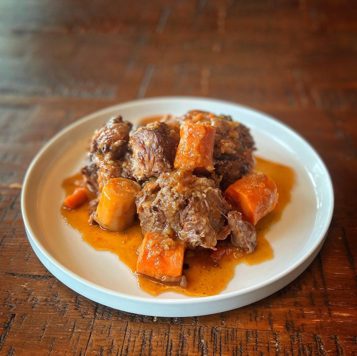 Homemade Braised Umami Oxtail w/ Carrots &amp; Potatoes. So tender and delish!
Protein: @butchersofdistinction 
.
.
.
. 
#oxtail #yum #yummy #yumyum #homemade #eat #instantpot #food #foodporn #stuffed #hot #beautiful #braised  #love #sharefood #homem