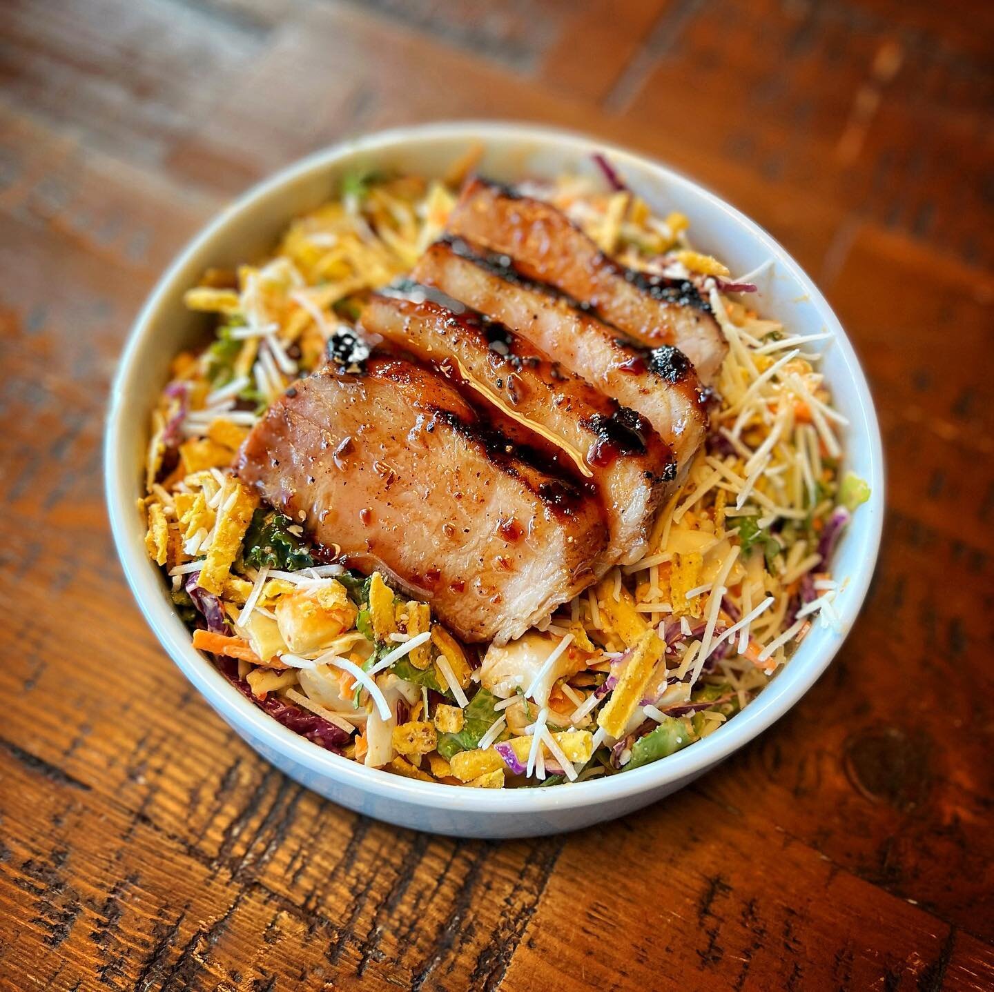 Salad Du Jour&hellip;Santa Fe Tex Mex Salad w/  Sliced Grilled Pork &amp; Raspberry Chipotle BBQ Sauce, Damn!
.
Rub: @lanesbbq Cubano
BBQ Sauce: @blueshognation Raspberry Chipotle
Grill: @webergrillsca G2
.
#asaladaday
.
.
. 
#instafood #yum #yummy #