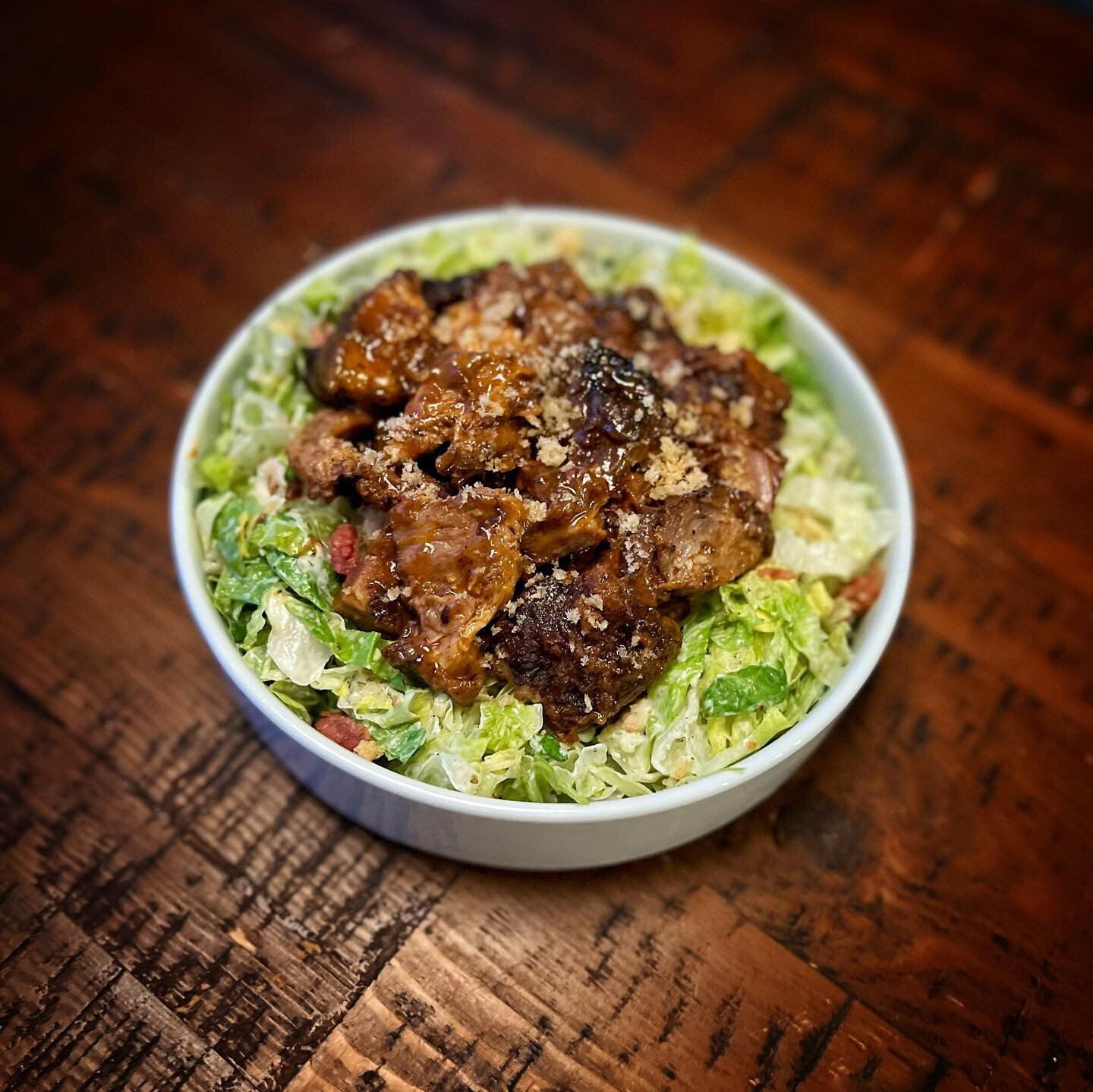 Amazing Jerk Pork Caesar Salad w/ Spicy Chicharr&oacute;n Crumble.
.
#asaladaday
.
.
. 
#instafood #yum #yummy #yumyum #delicious #eat #eatbetter #food #foodporn #dinnerforone #hot #jerkpork #pork #love #sharefood #salad #delicious #eating #foodpic #