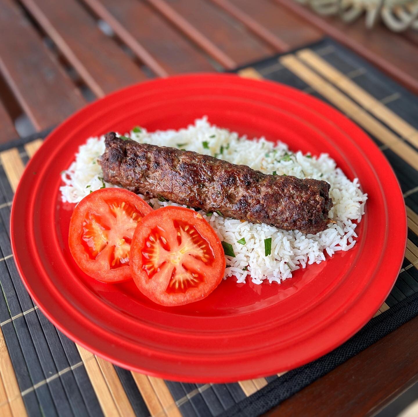 Beef Kefta w/ Parsley Basmati Rice and Tomatoes. Grilled on the @webergrillsca G2.
.
.
.
#beef #lebanese #dinner #local #yum #yummy #yumyum #homemade #eat #eatbetter #food #foodporn #recipe #sharefood #delicious #eating #foodpic #foodpics #cooking #h