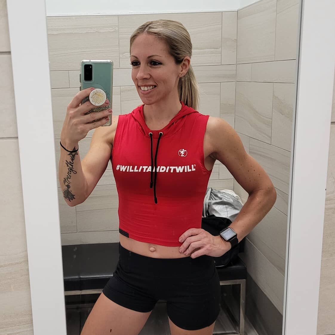 🖤❤ Finally got to try on some new gear from @isaiahhilton 's line: @totaleliteathletics !! I was blown away by how soft and stretchy this crop was. It was super comfortable and form fitting (obviously). I may have to snag this top in all the colors!