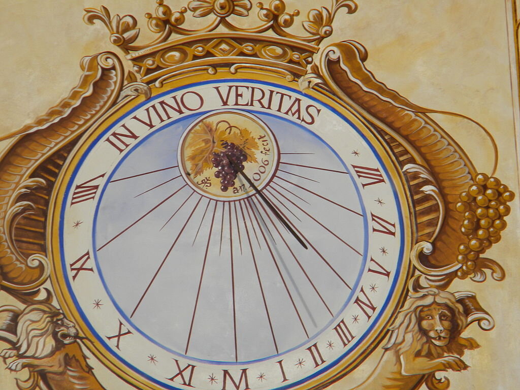 Sun dial with Pliny the Elder’s ‘In vino veritas’ quote in the Chateau de Pommard, France (photo by Bildoj, Wikimedia Commons)