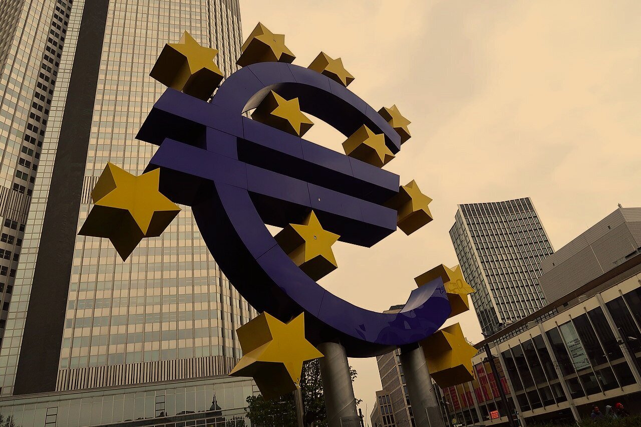 Outside the bottle | A digital euro is coming. We should be worried