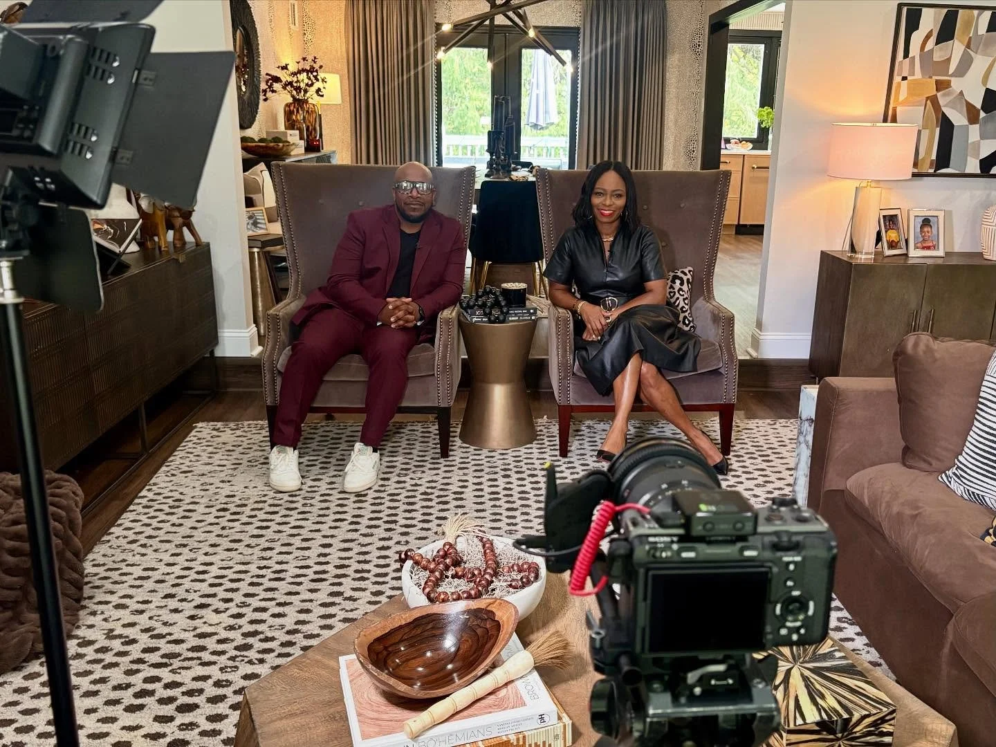 So today we did a thing&hellip; We filmed a home tour! I can&rsquo;t wait to share it with you guys but in the meantime here&rsquo;s some behind the scenes! Swipe for an laugh 🤣😩
