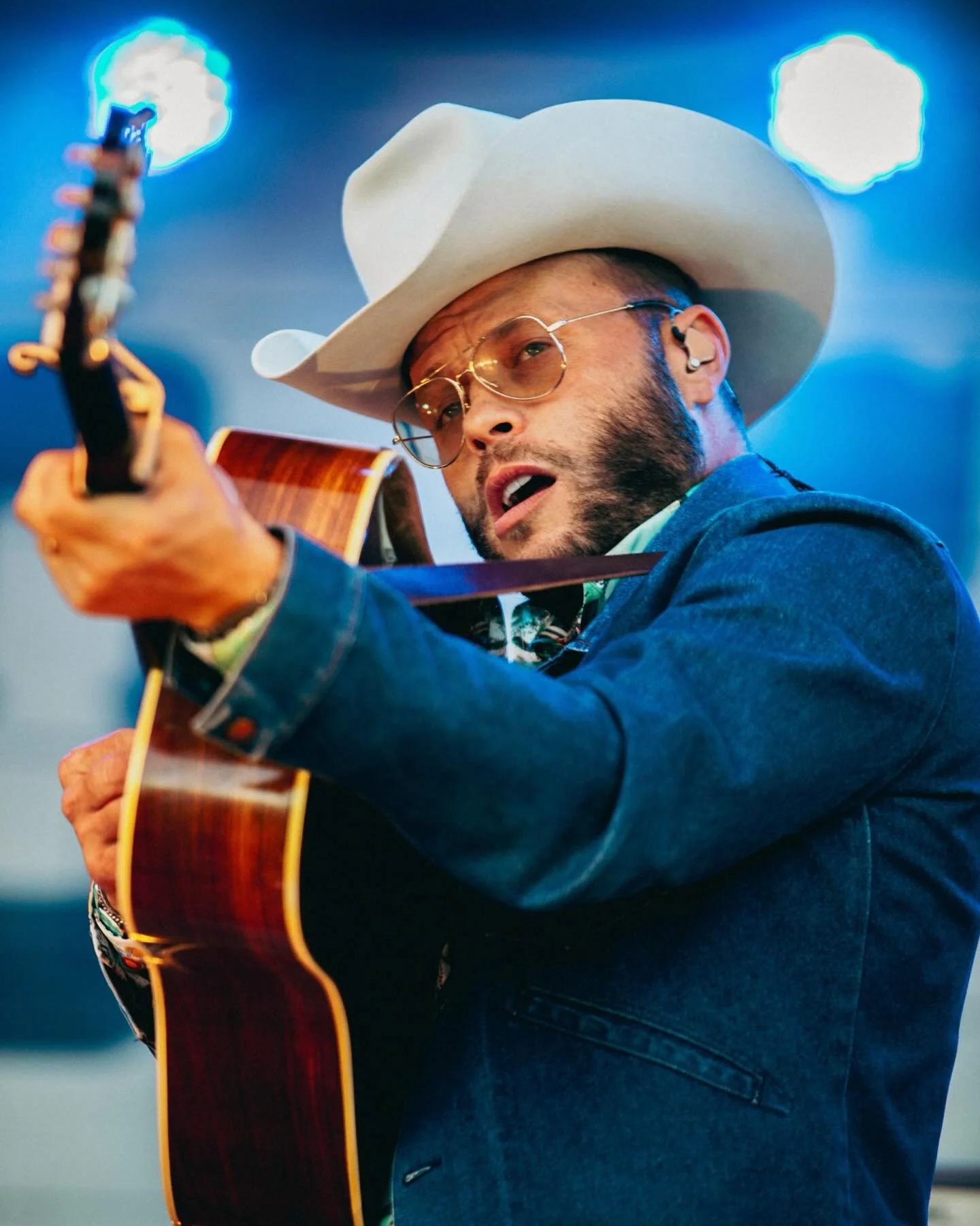 It was a pretty magical experience shooting photos at @theoldsaloon for @charleycrockett 🤠
-
Huge thanks to @dylanparr_ for the referral 🙏
-
Scroll to the last slide for an in-camera double exposure