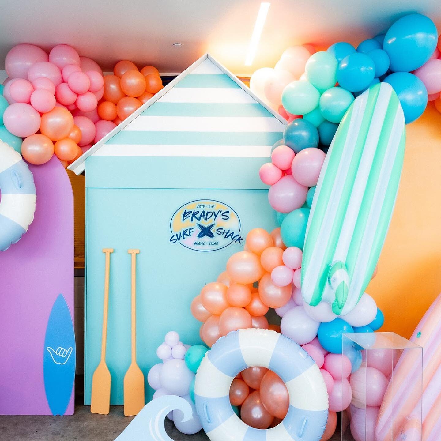 Ok, this is where I want to be, at Brady's party.. loving all these bright colors... such a good one by @modernpartycompany for @masseya 's little cub! While we Californians are inside, or out in the rain.. hopefully this will fill your gloomy days w