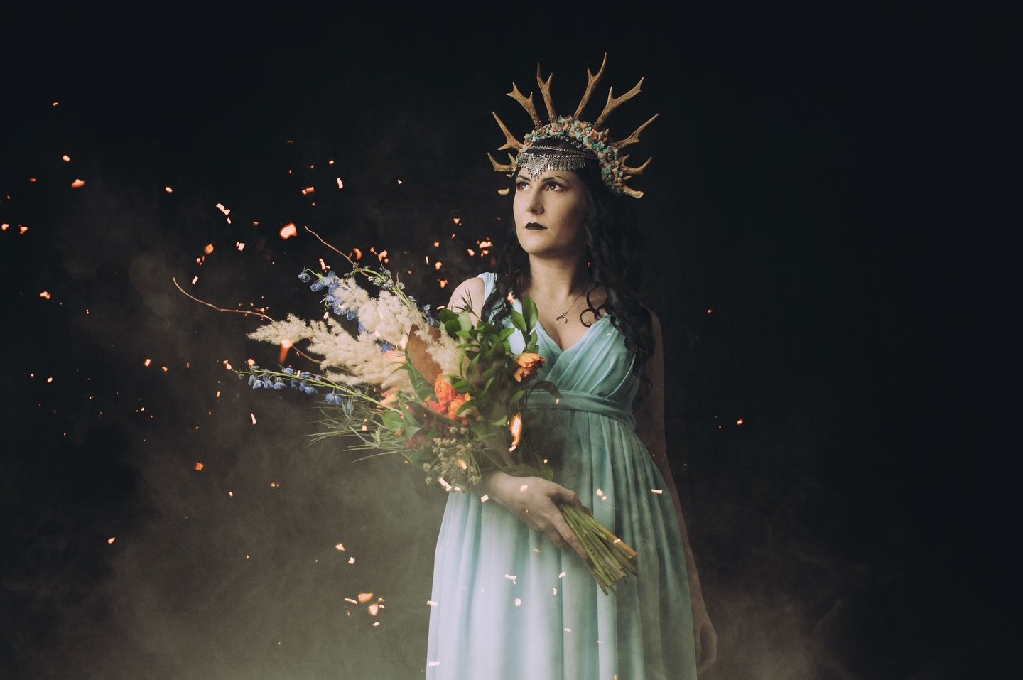 Beltane blessings, one and all. Very much looking forward to the warm months ahead 🌾🕊️ 

📸 @phantasma.photo

#lindsayschoolcraft #beltane #highpriestess #phantasmaphotography #happybeltane #beltane2024 #witchystuff #seasonofthewitch #springequinox