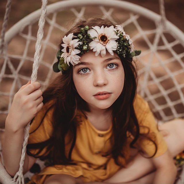 This simple boho set up might be one of my favorites I've ever done! It works for boys too and it's absolutely adorable + the kids LOVE it! Mini senior session, mommy and me, small family, etc. 🙌  I have 5 spots left for the 27th! Come see me! 😍
*I