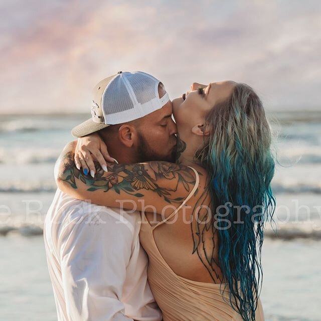 🔥 #galvestonphotographer #beachphotoshoot #galveston #beachtown #galvestoncouples #houstonphotographer #houstoncouplesphotography #fallinginlove #fallingdowntoo #bluehair #hairgoals #cypressphotographer #cypresscouplesphotographer #cypressfamilyphot