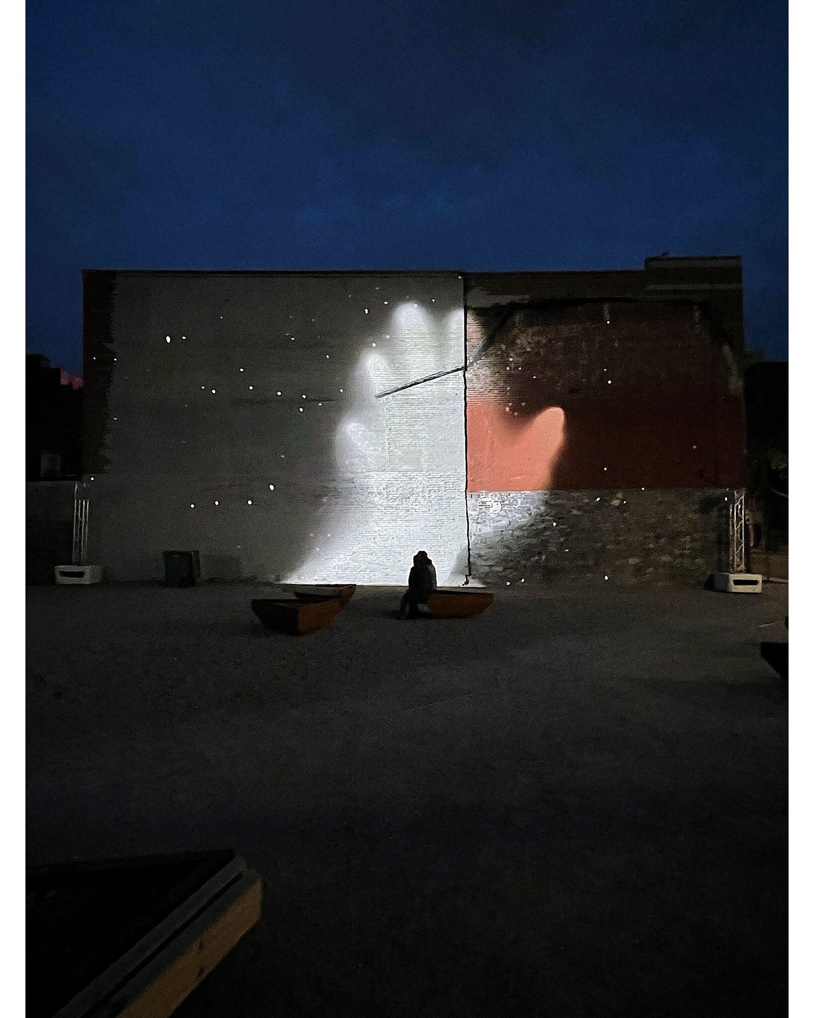 ''to: the moon''. Live projection beside St-Laurent station (2021)