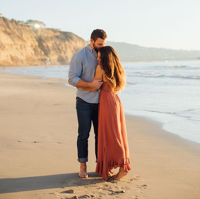 So in love with this engagement session from last weekend! 😍 Alicia and Jacob took me on their favorite trail that leads down to the beach... the same trail that Jacob proposed on!  It was so fun getting to hang with these two lovebirds and totally 