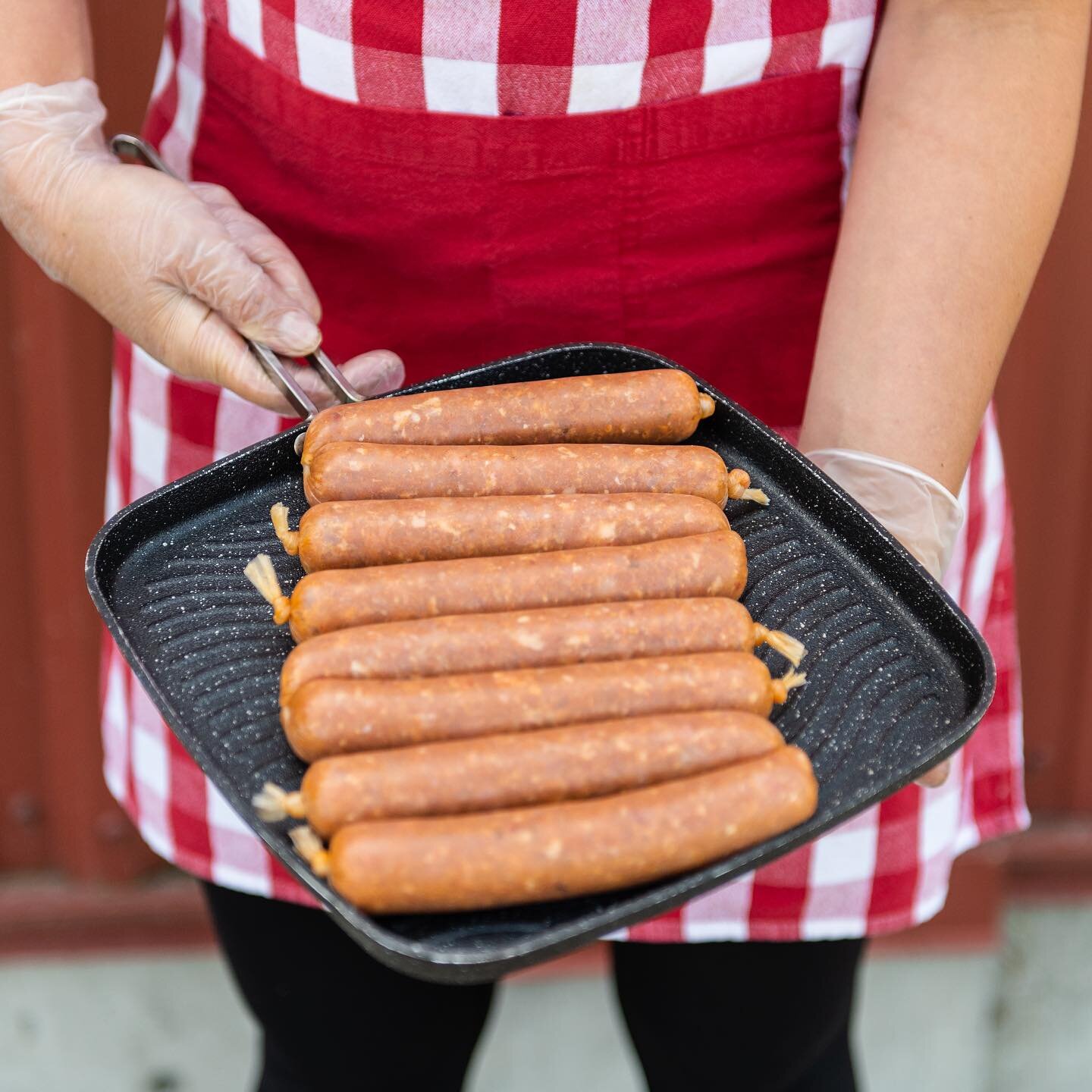 Did you know that we make our own chicken sausages in house?
Using fresh ground chicken breast and thigh, we offer a variety of flavours to choose from. Our homemade chicken sausages are a hit for everyone at home and they offer an alternative to tra