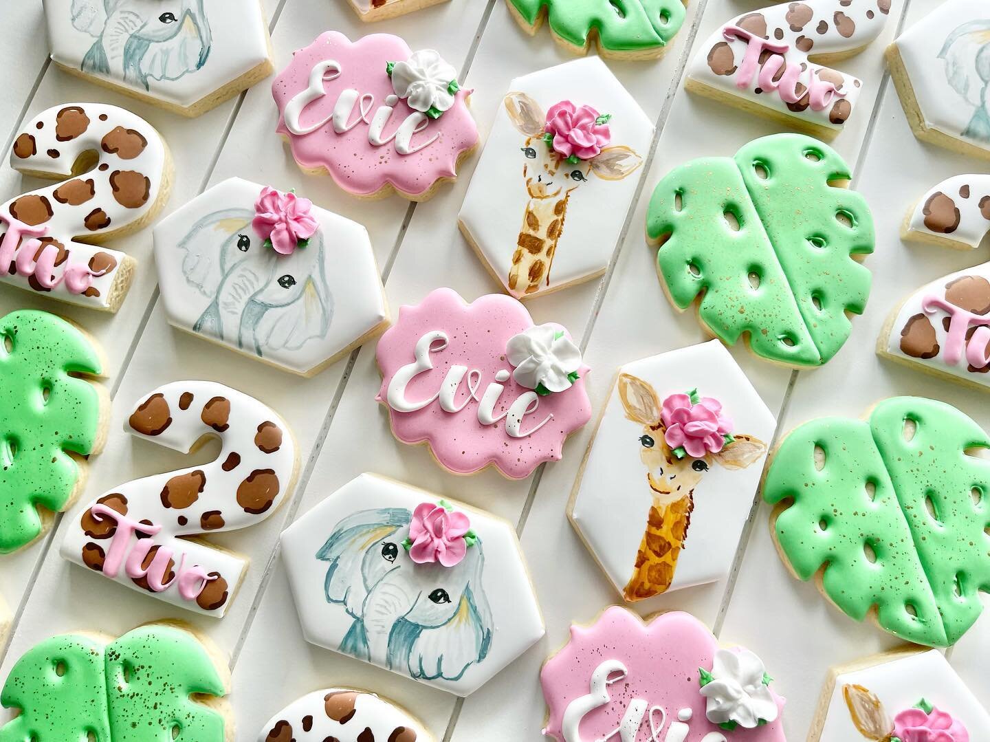 Two wild!🦒🐘 🍃 
.
I am so pleased on how well these turned out! Hand painted cookies are a lot of fun but also make me so anxious 😬. I do not draw out my designs beforehand, it all lives in my head 🧠. This is partly because I like to just go for 
