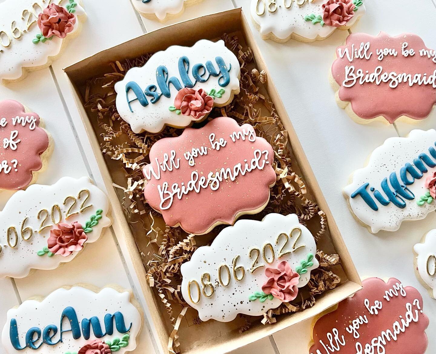 What a sweet way to ask your friends to be part of your big day! 👰🏾 💐 💒 
.
.
.
.
#bridesmaidproposal #bridesmaids #bridesmaidproposalbox #weddingparty #bridesmaidcookies #bridesmaidcookieset #floralcookies #florals #giftbox #sugarcookies #tampa #