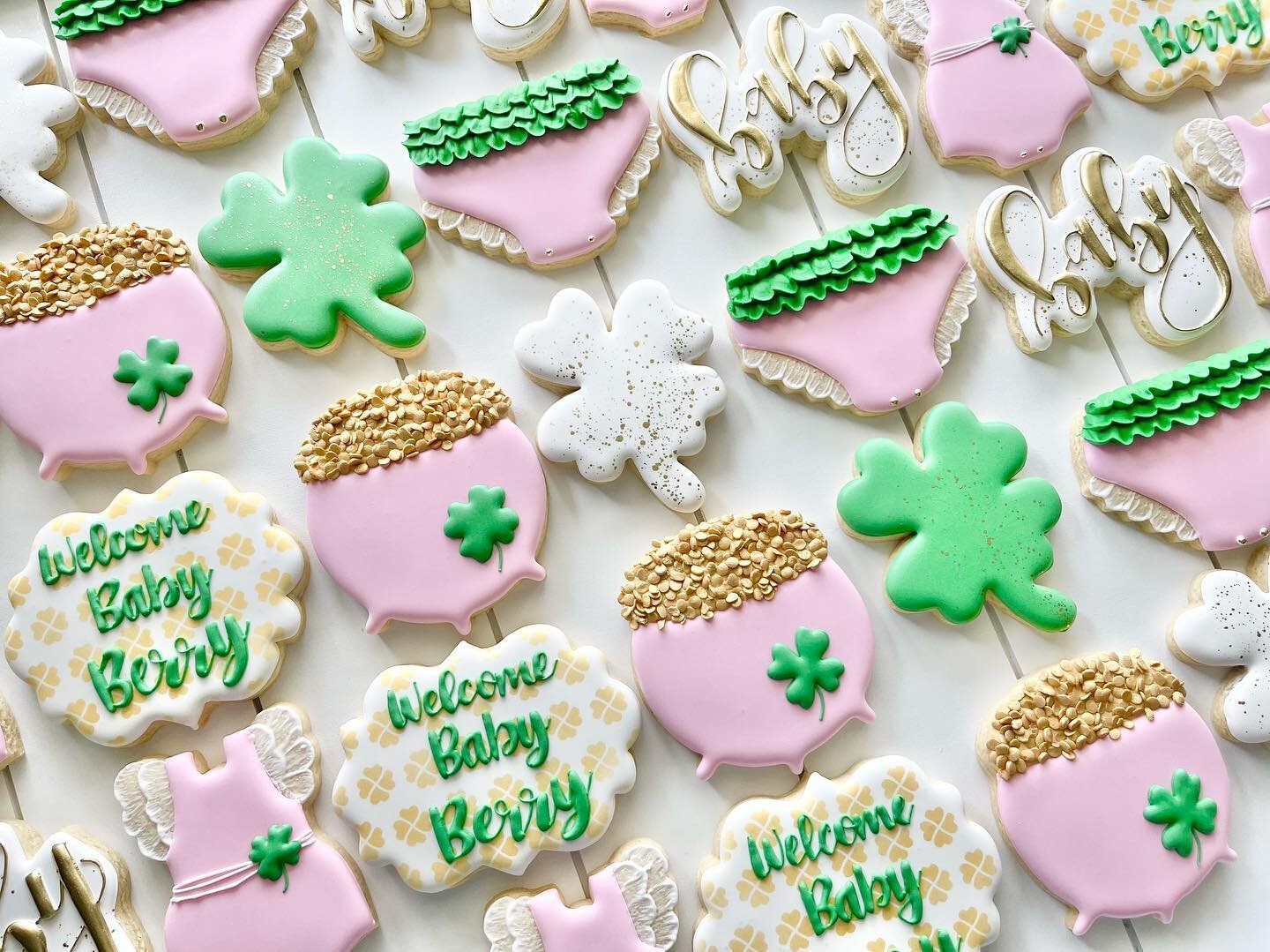 Happy St. Patrick&rsquo;s Day ☘️!
.
.
.
.
.
#stpatricksday #stpaddy #happystpatricksday #clover #potofgold #stpatricksbaby #babyshower #babyshowercookies #ruffles #fourleafclover #sugarcookies #tampa #tampasugarcookies #tampacookies #tampabaker #tamp