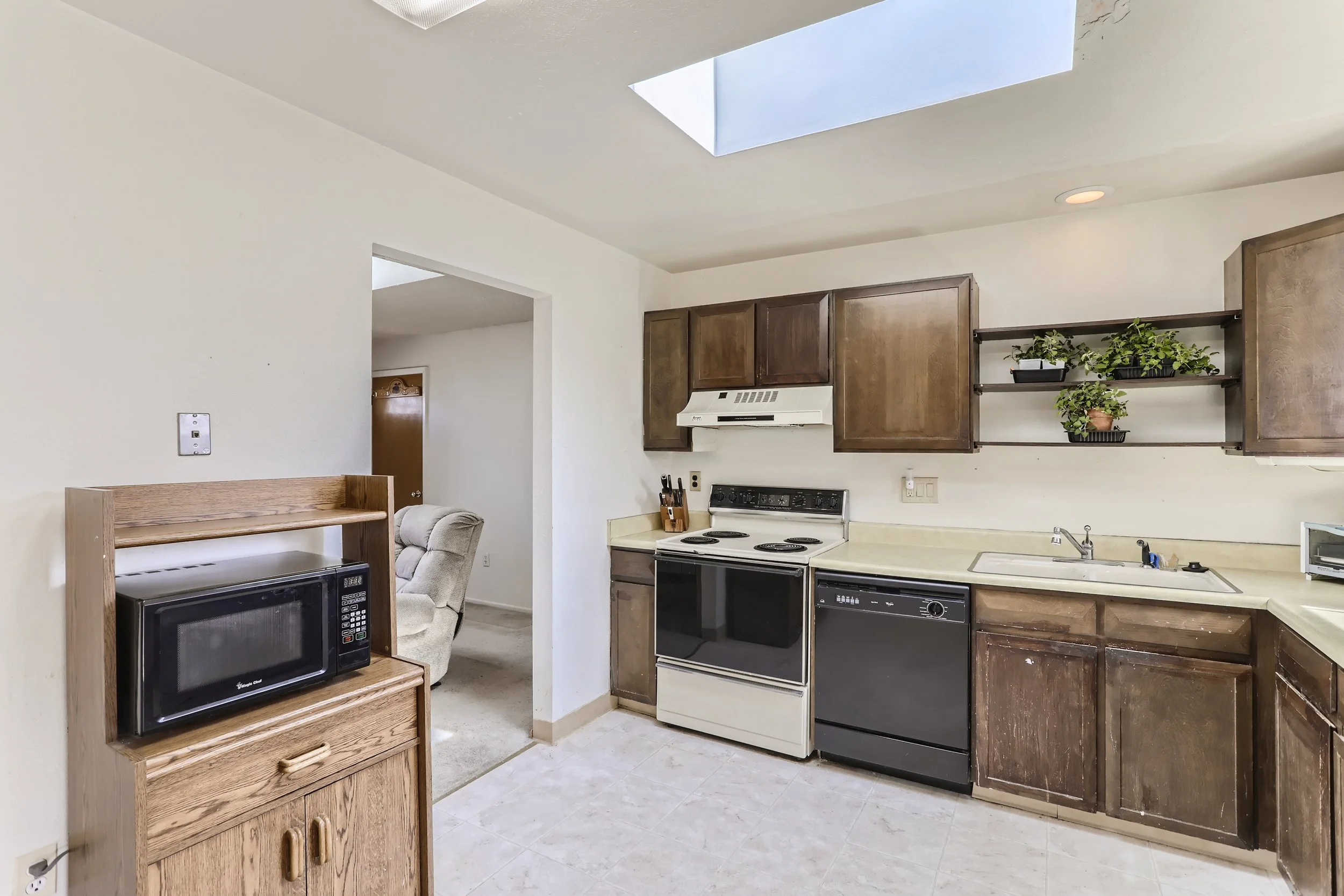 09 Kitchen.jpg