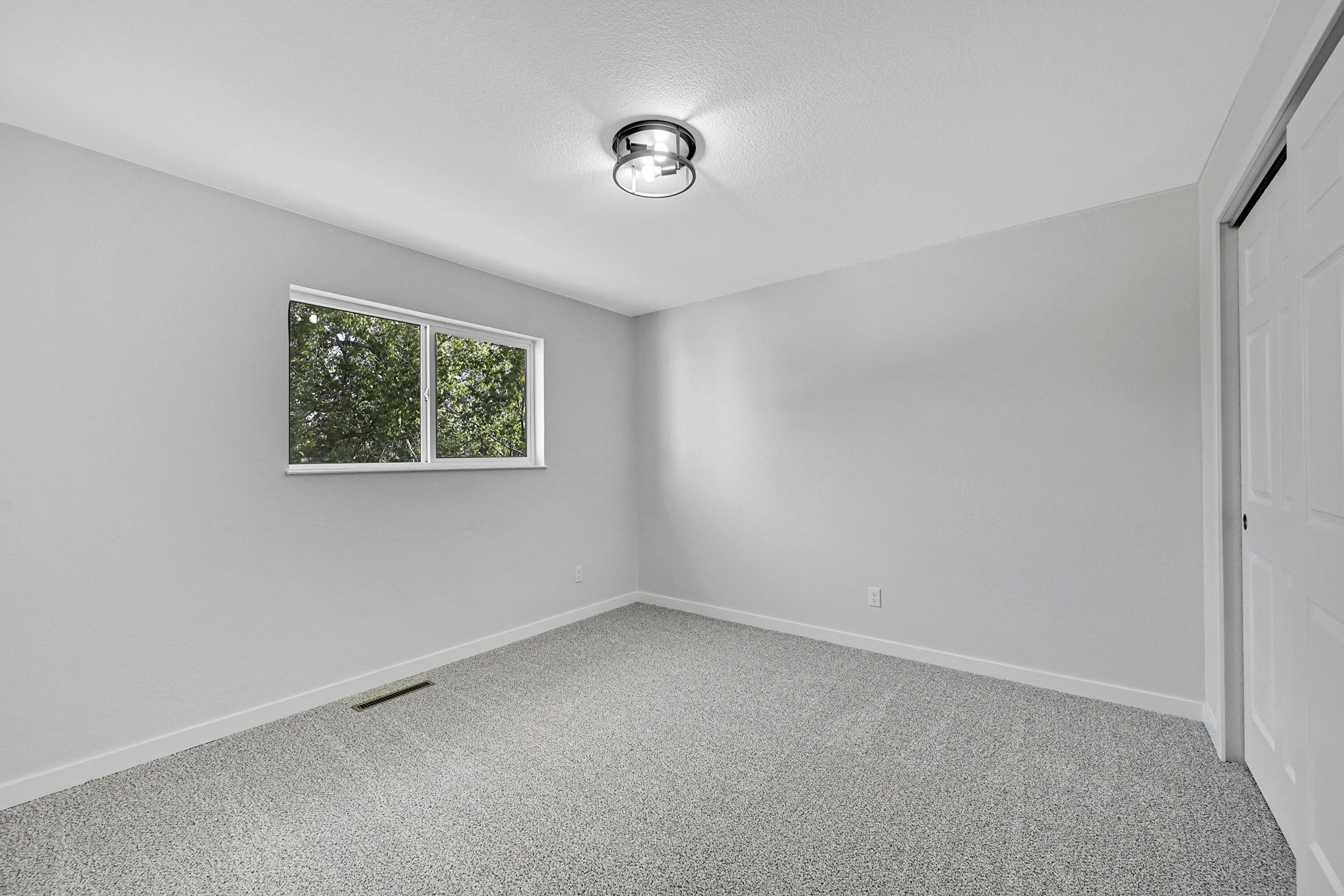 20_primary bedroom.jpg