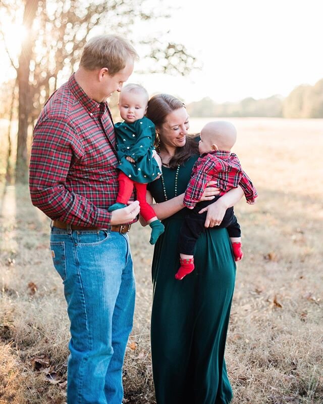 I love the hope and expectation that Christmas brings, until next year 👋🏻 here&rsquo;s to 2020 🥂 .
.
.
.
.
.
.
.
.
#memphisfamilyphotographer #memphisfamilyphotography #901photographer #lifestylesession #twins #twinsofinstagram #twinning