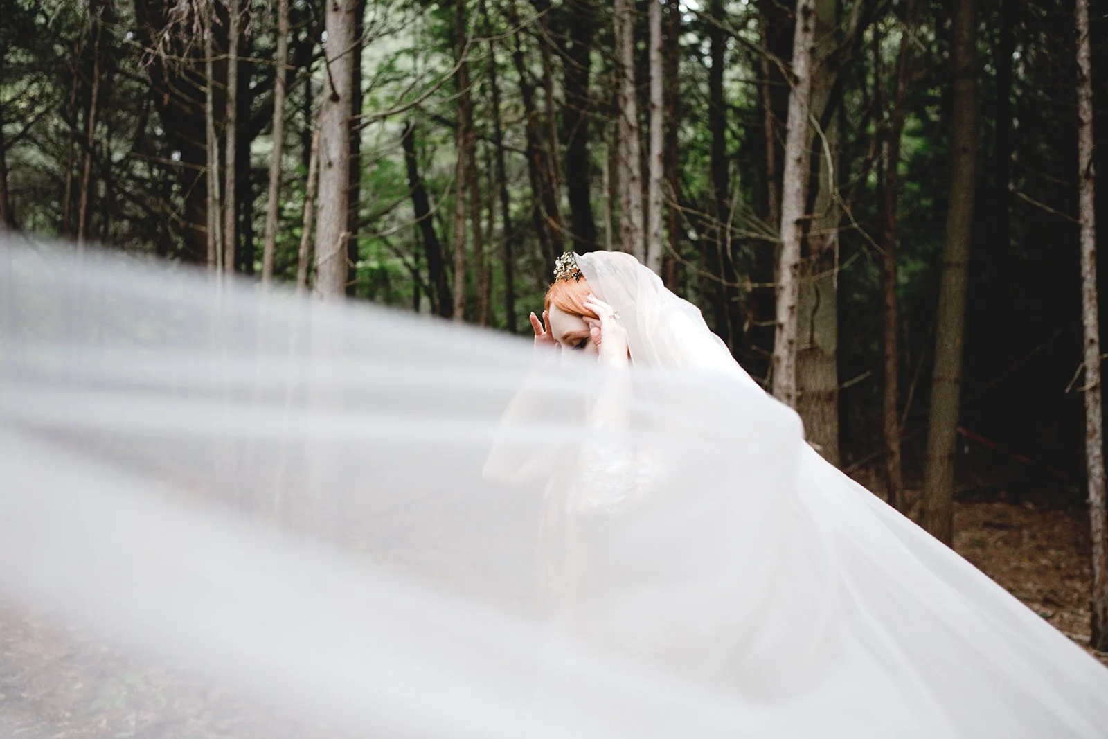 bride with long veil at whispering springs