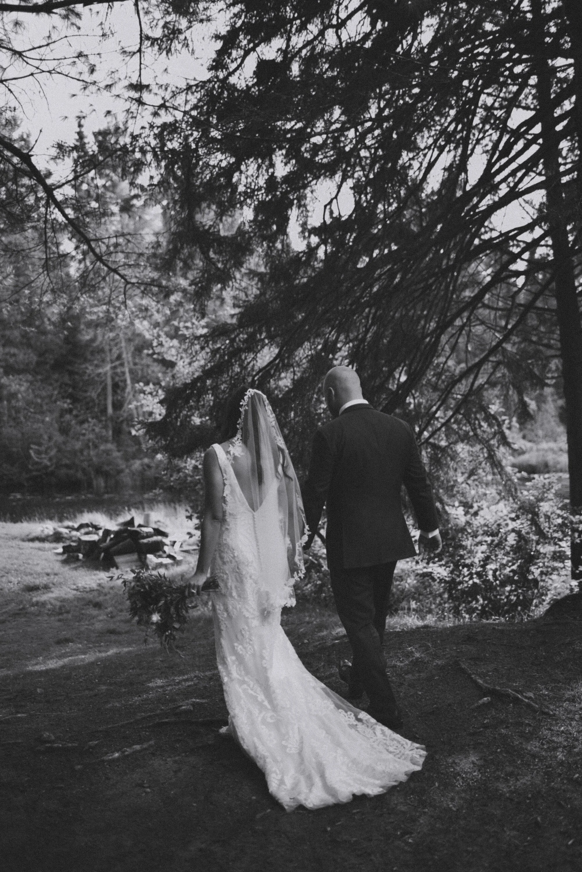 Bride & Groom walking away at Niagara on the lake