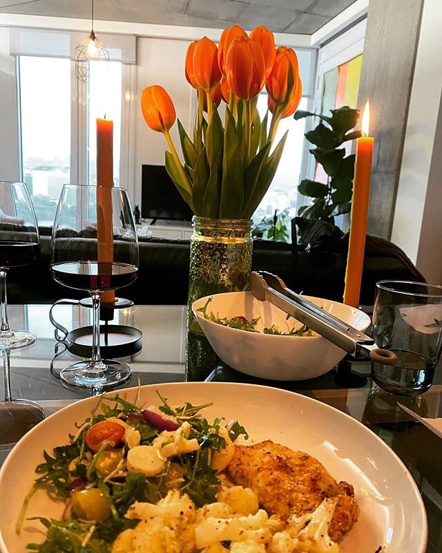 Who else is in &ldquo;candles and flowers/ trying to pretend they are eating OUT&rdquo; mode? 🤚🏽 Tonight was gluten free Chicken Milanesa and &ldquo;breaded&rdquo; zucchini cooked in my air fryer. Also a side of roasted cauliflower with lemon and c