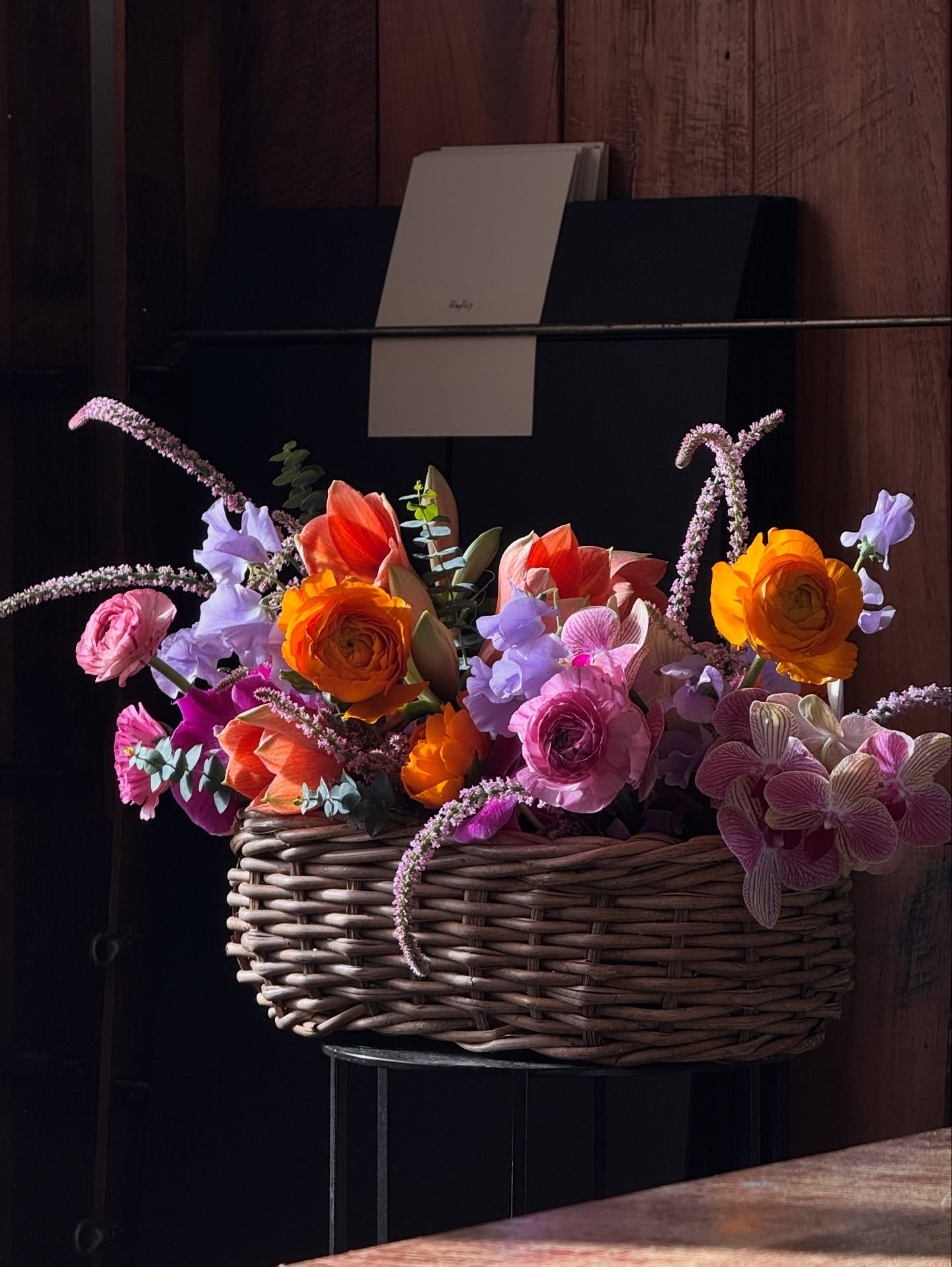 #kottbatt_flowerbasket

새 가족을 환영하러 비행기타고 먼길 떠나는, 사랑과 정성이 가득한 꽃바구니 💕

기내 수화물칸 수납을 위해 핸들을 제거하고, 낮은 기온과 강풍을 대비한 포장의 볼륨까지 계산해 사이즈를 최소화하면서 그 안에서 최대한 풍성해보이게!!! 😉

준비하는 마음을 세심하게 알아봐주시는 새 가족이 생기신 것을 너무너무 축하합니다.

@s_x_u_x_n #실장님은사랑이예요💕
#제꽃에모두감동했다고예쁜말씀해주시는다