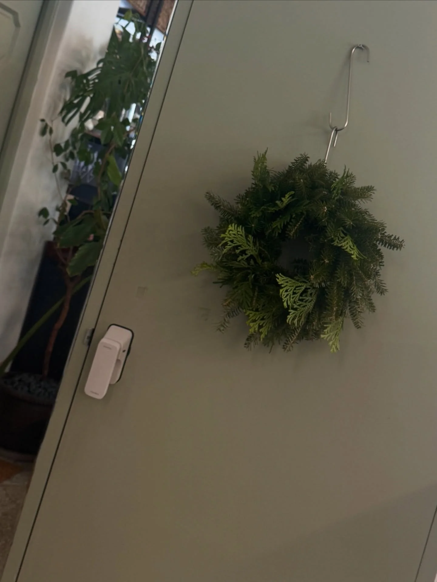 #kottbatt_christmas
#kottbatt_wreath
#kottbatt_behindthescene

웰컴투 리스 월드- 🎄

정규과정에는 없는 아이템이기 때문에 올해도 워크샵으로 진행했던 행잉리스.
작업엔 다양한 방식이 있다는 것을 간략히 설명하고 제가 활용하는 방식을 실습해드렸습니다. 작업에 도움이 되시기를 바라면서- 💚

참여해주신 분들 수고 많으셨습니다!
오랜만에 뵙는 얼굴들 반가웠어요-
감사합니다. :-)