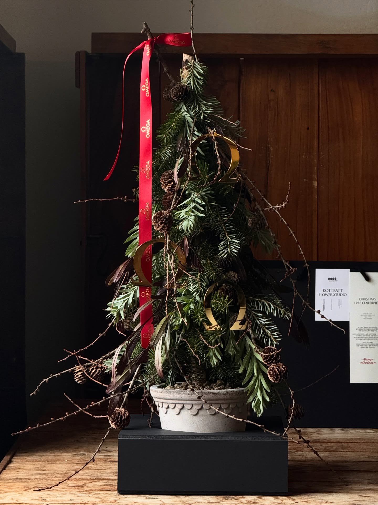 #kottbatt_christmas

스위스 럭셔리 워치 브랜드 오메가(OMEGA)의 골드 로고 오너먼트가 달린 크리스마스 미니트리 기프트는 오메가의 글로벌 엠버서더 네 분께 전달되었습니다. 침엽의 향기와 함께 시즌의 기분을 한껏 느끼실 수 있기를 바랍니다. 다시 찾아주시고 의뢰해주심에 깊이 감사 드립니다. 좋아하는 분들께 전해지는 트리를 만들 수 있어 즐겁고 기뻤습니다. 

Merry Christmas! 🎄

⠀⠀⠀⠀⠀⠀⠀⠀⠀⠀⠀⠀⠀⠀⠀⠀⠀