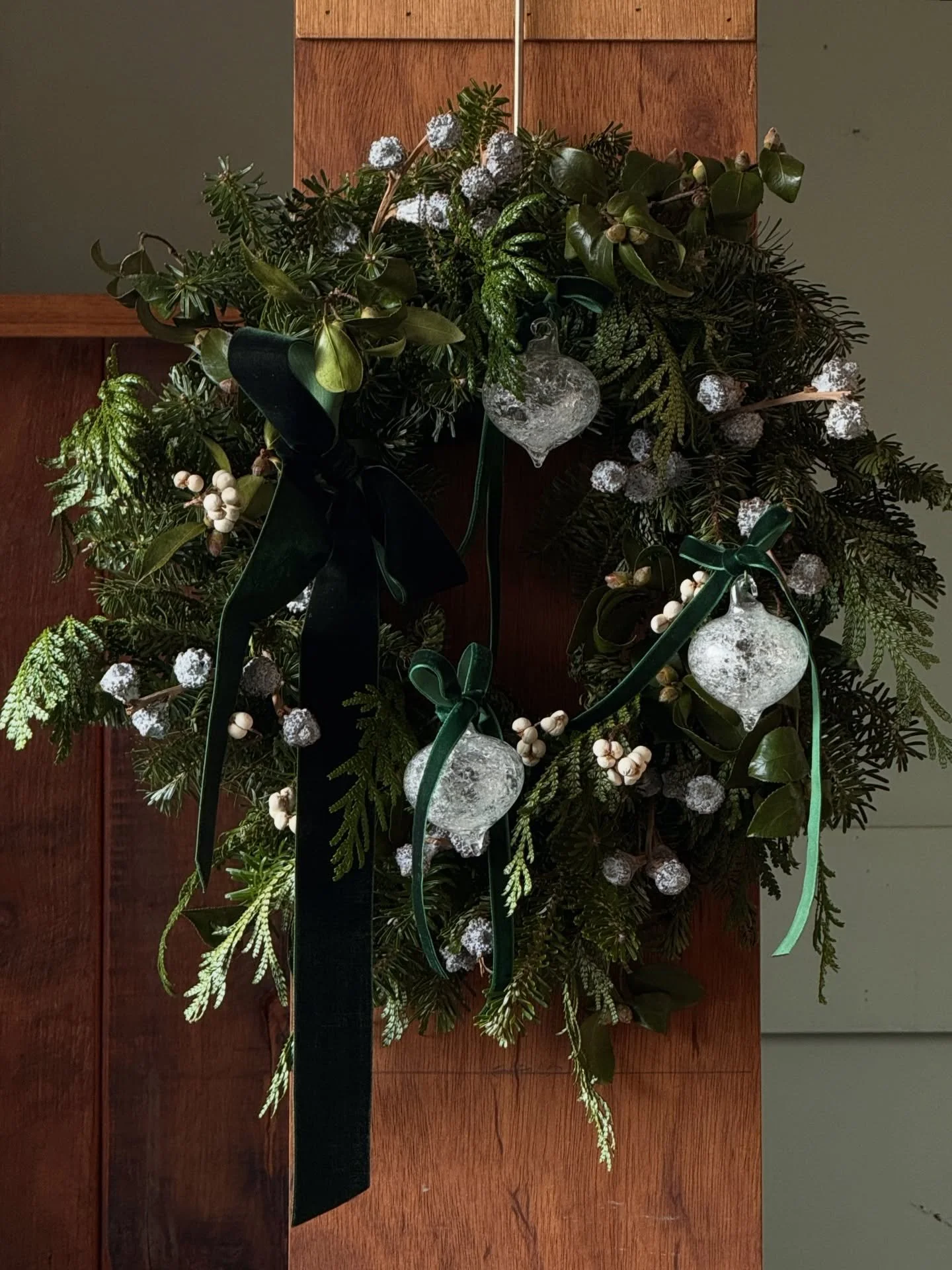 #kottbatt_christmas
#kottbatt_wreath

현대자동차 VIP 고객을 위한 Gift Wreath는
화이트 그린과 겨울의 열매가 주제가 되었습니다.
계절의 인사를 나누는 뜻깊은 선물이 되셨기를 바랍니다. 🎄
감사합니다. 🙏🏼

⠀⠀⠀⠀⠀⠀⠀⠀⠀⠀⠀⠀⠀⠀⠀⠀⠀

* KOTTBATT Premium Order :
⠀상품 주문은 최소 일주일 전
⠀꽃밭에서 제공하는 온라인 주문서를 작성해주세요.
⠀확인 후 연락드리겠습니다.

