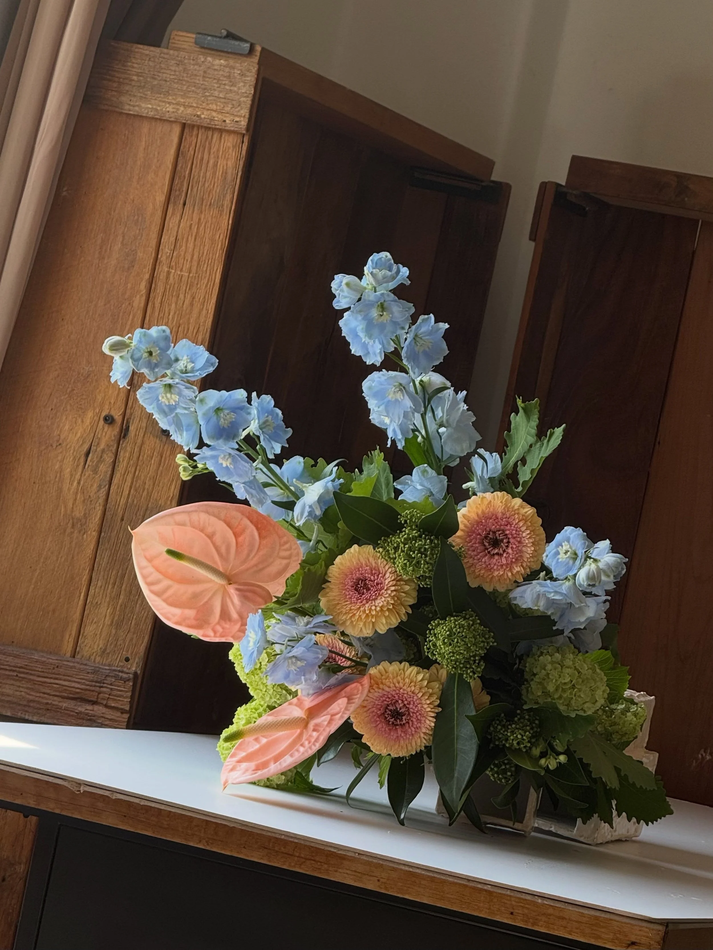 #kottbatt_handtied

Professional Florist Course - ESSENTIAL 9
08_Natural Hand-tied ①

꽃들이 각자 가진 특성을 살펴서 꽃간격을 만들어줍니다. 꽃을 오래 볼 수 있게 하려면요. 이전 수업에서보다 더 꽃간격을 키우고 꽃끼리 서로의 영역을 건드리지 않으면서 편안해 보이게 자알- 배치해봅니다. (like 인간관계&hellip;)

핵심은 바인딩포인트와 불안함을 내려놓은 손의 감각이예요
