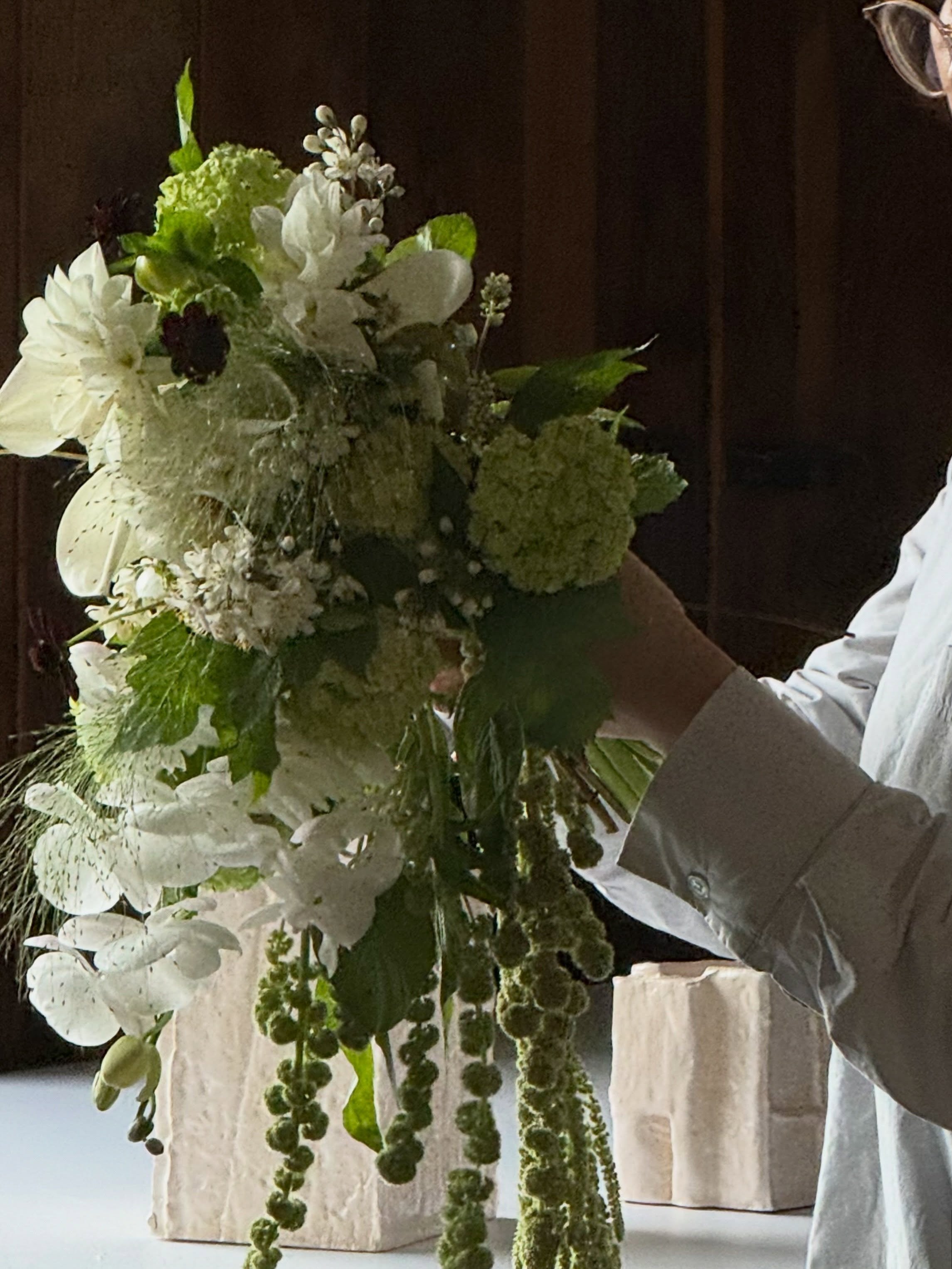 ⠀⠀⠀⠀⠀⠀⠀⠀⠀⠀⠀⠀⠀⠀⠀⠀⠀
#kottbatt_bouquet

Professional Florist Intensive Course - BOUQUET 9
09_Self Training ②: Cascade(Drop or Trailling) Bouquet

소재 셀렉도 중요하고, 뽑기 운도 따라줘야하는 캐스케이드. 예산 내 사입은 기본 중의 기본이라 두번 말하면 입이 아프죠. 이번엔 아래로 늘어지는 형태의 부케 셀프 트레이닝 이었습니다. 효주씨는