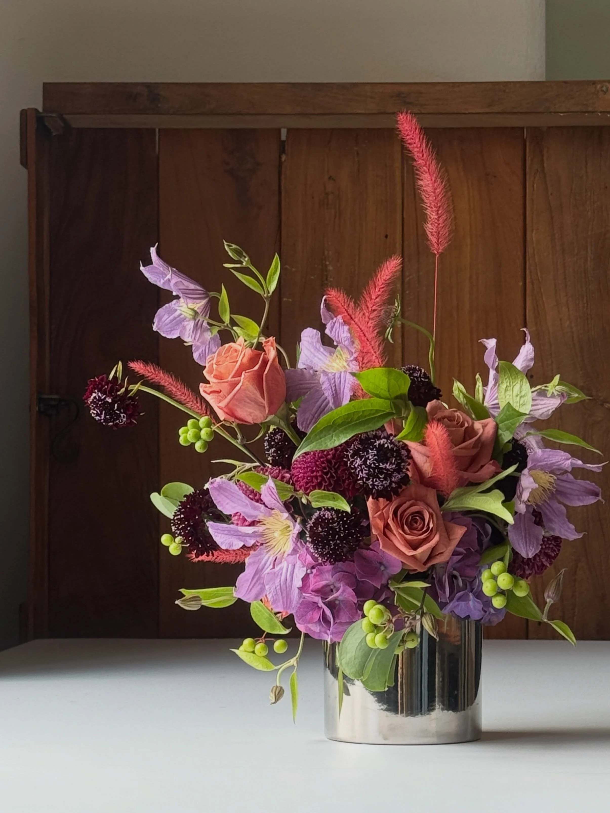 #kottbatt_centerpiece

Professional Florist Course - BEGINNER 10
01_Table Centerpiece ①: All Round Shape

비기너 과정 아주 오랜만에 열렸습니다.

무엇이든, 무엇을 멋지게 해내기 위해 순서상 기본을 먼저 알고 손에 익숙하게 하는 훈련은 아주 중요합니다. #저도14년째그훈련중 같은 꽃이어도 줄기가 가진 방향성이 다르고 얼굴이 달린 각도가 다르며 그 크기도 다르기 