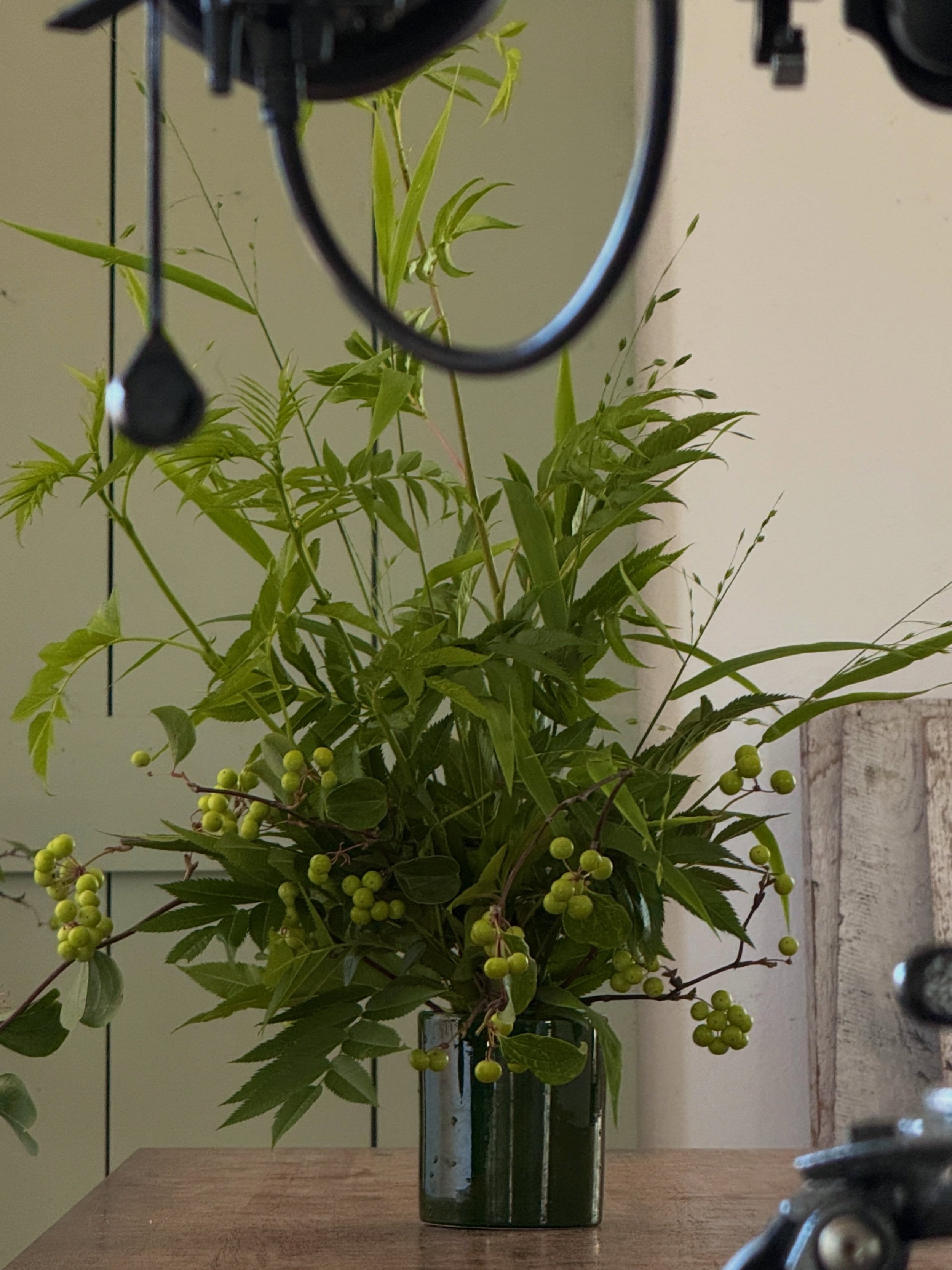 #kottbatt_behindthescene
#kottbatt_watervase
#kottbatt_centerpiece

날씨가 더워질땐 고민없이 화병꽂이.

좋아하는 망개, 좋아하는 마가목,
시원한 유니폴라, 좋아하는 베르그 로미오!
simple is the best-

꽃밭 일, 월, 화요일 쉬어갑니다.🪴