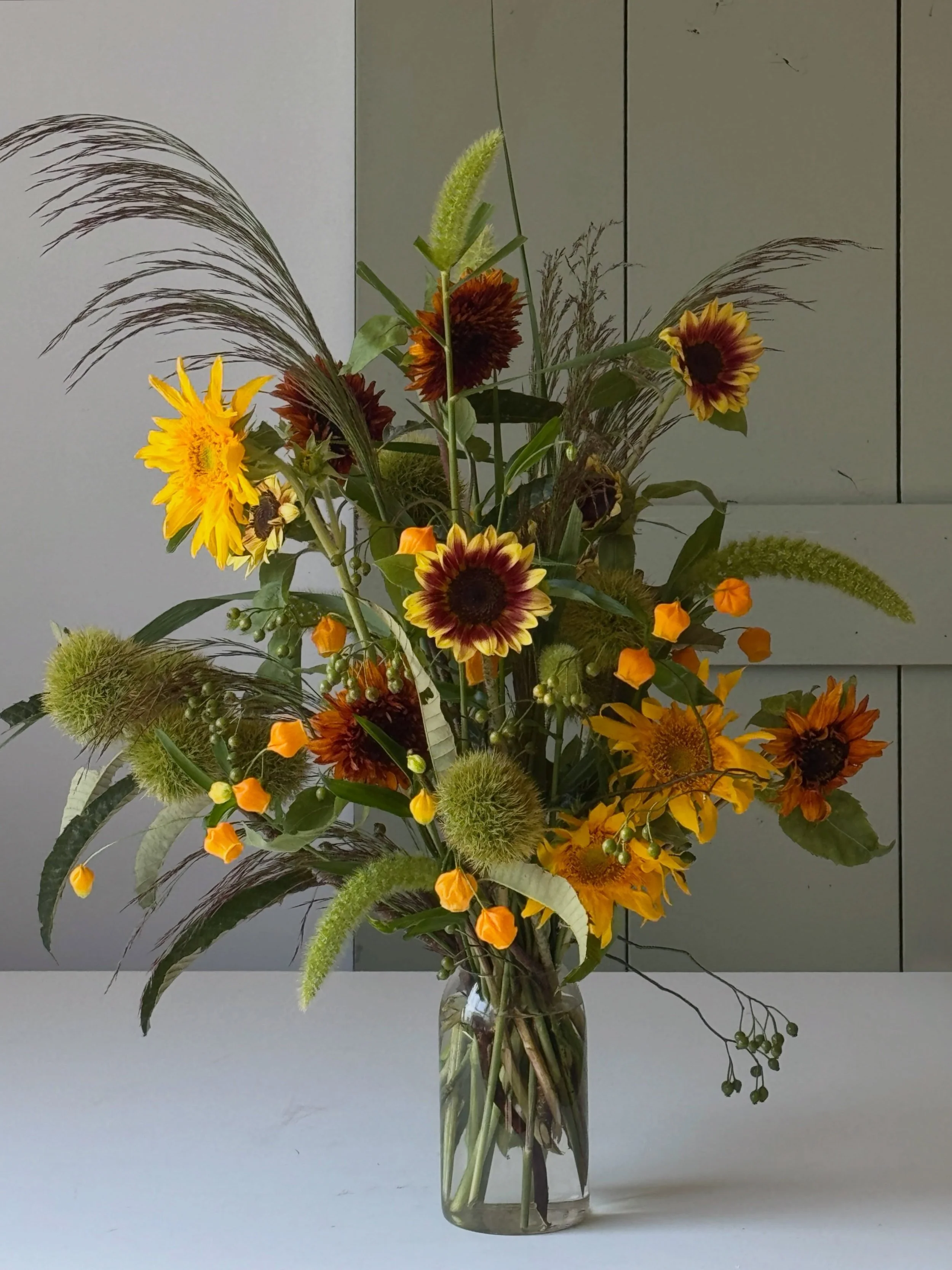 ⠀⠀⠀⠀⠀⠀⠀⠀⠀⠀⠀⠀⠀⠀⠀⠀⠀
#kottbatt_watervase
#kottbatt_centerpiece

🌻✨💛✨💛✨🌻

3종류의 해바라기, 밤나무와 찔레열매, 바다갈대와 조,
통통하게 접은 종이별 귤색 샌더소니아,
여름과 가을 사이 어디쯤을 듬뿍 담아 보내드렸습니다.
 ⠀⠀⠀⠀⠀⠀⠀⠀⠀⠀⠀⠀⠀⠀⠀⠀

 ⠀⠀⠀⠀⠀⠀⠀⠀⠀
 
⠀⠀⠀⠀⠀⠀⠀⠀⠀⠀⠀⠀⠀⠀⠀⠀⠀
⠀⠀⠀⠀⠀⠀⠀⠀⠀⠀⠀⠀⠀⠀⠀⠀⠀
⠀⠀⠀⠀⠀⠀⠀⠀⠀⠀⠀⠀⠀⠀⠀⠀⠀
⠀⠀⠀⠀⠀⠀⠀