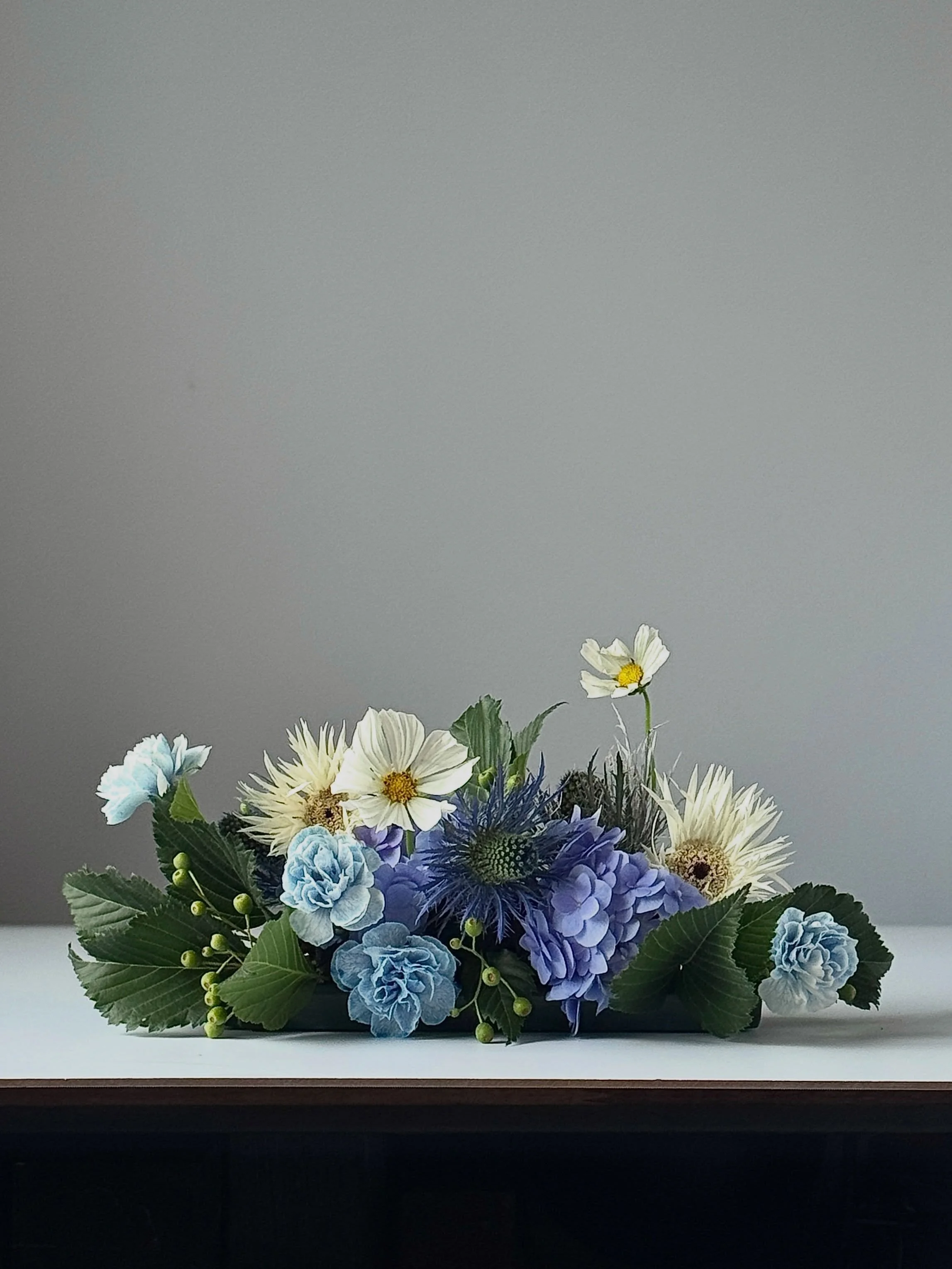 #kottbatt_centerpiece

Professional Florist Course - BEGINNER 10
07_Table Centerpiece ②: Roll Cake Shape

&ldquo;느낌 닿는 대로 잘&rdquo; 꽂으려면, 흉내내기에 그치지 않으려면, 기초부터 단계를 밟아 잘 다질 필요가 있습니다.

정해진 형태와 크기 안에 모양이 제각각인 꽃들을 적당한 간격을 두고 선 맞추어 들여놓는 일은 생각보다 쉽지 않아요. 반듯하게