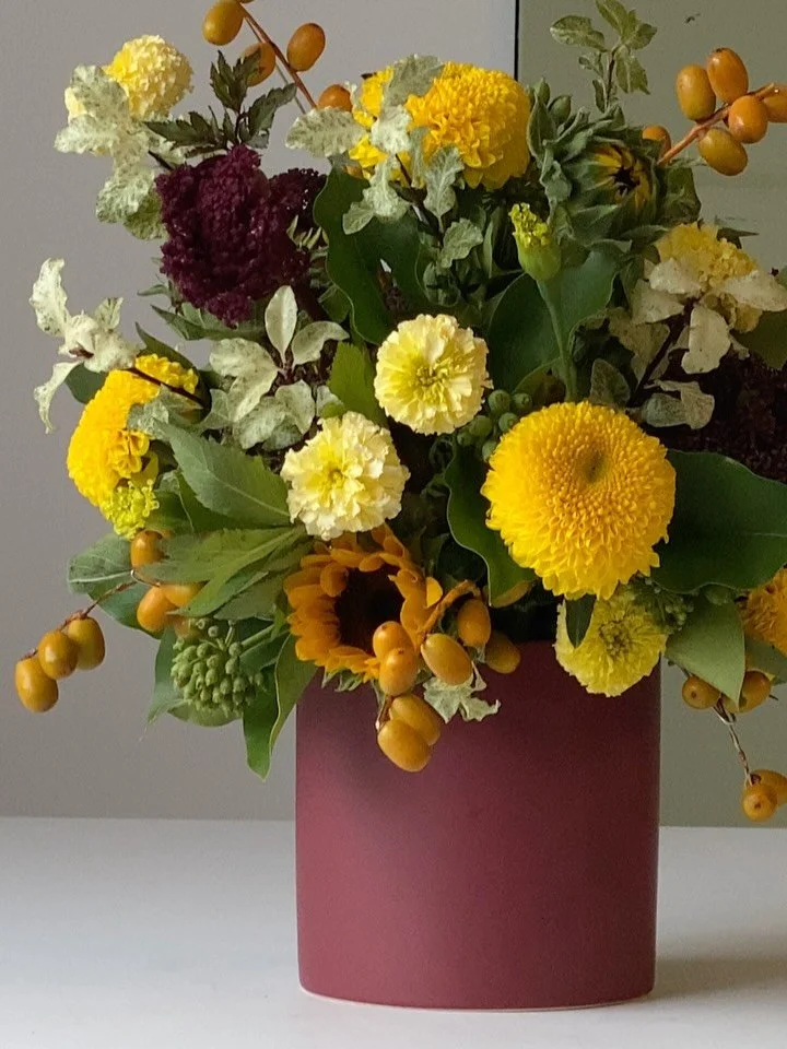 #kottbatt_centerpiece

Professional Florist Course - BEGINNER 10
01_Table Centerpiece ①: All Round Shape

기본의 형태부터 차곡차곡.
표면에 나열하는 것에 그치지 않고
분명한 형태의 바운더리 안에서
높낮이 차이를 만들어주세요-

첫 수업, 반갑습니다! :-)

⠀⠀⠀⠀⠀⠀⠀⠀⠀⠀⠀⠀⠀⠀⠀⠀⠀
⠀⠀⠀⠀⠀⠀⠀⠀⠀⠀⠀⠀⠀⠀⠀⠀⠀

* KOTTBATT 정규 수업은 입문/