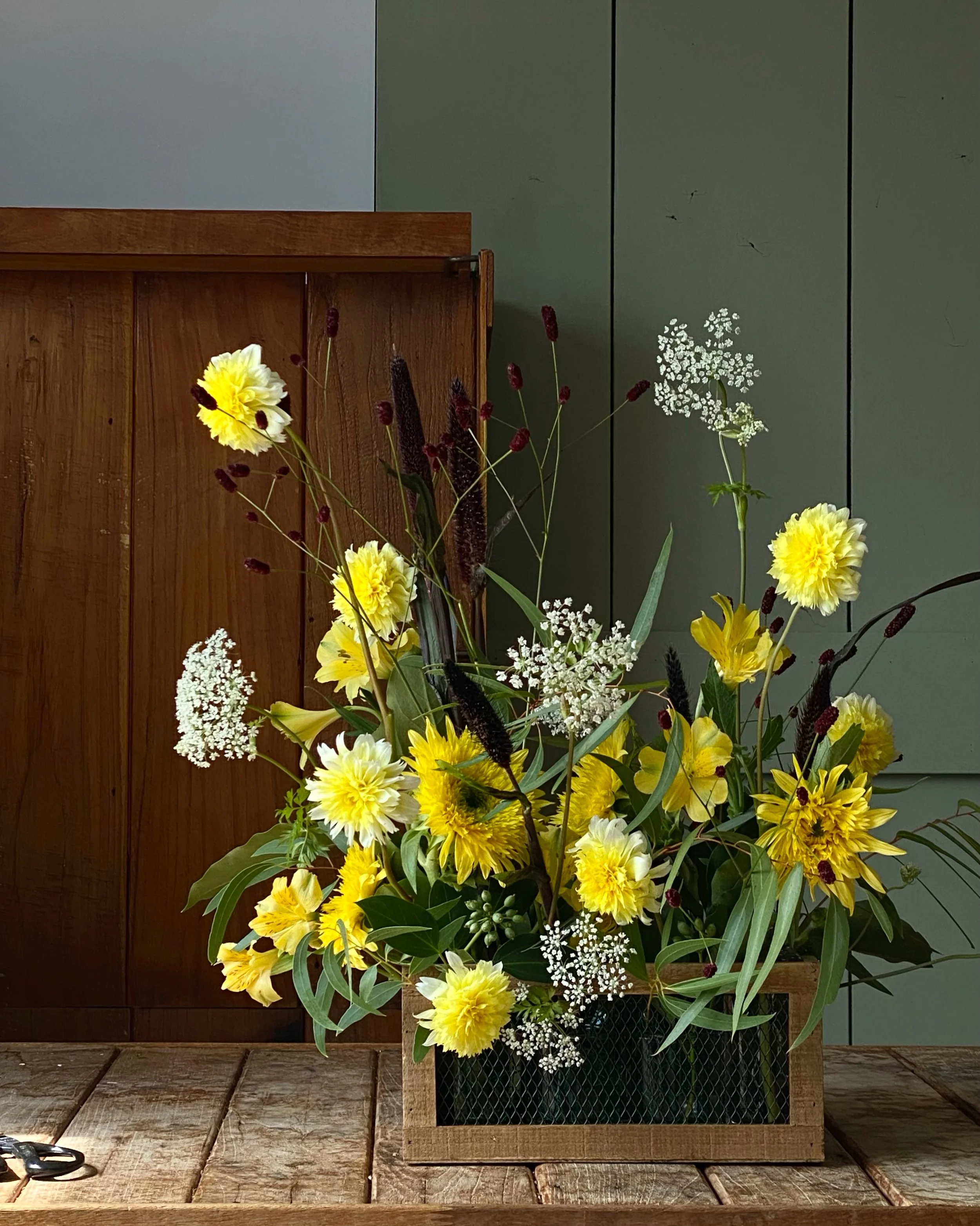 #kottbatt_watervase
#kottbatt_centerpiece

Professional Florist Course - ESSENTIAL 9
06_Water Vase ③: Choosing Vase and Cut Flowers

화병의 모양이 허용하는 각도를 활용하고, 꽃마다의 특성을 살펴 줄기의 길이와 텐션이 버티는 줄기 끝 무게를 얼추 계산해 꽂고 또 수정합니다.
원하는 그림을 만들기 위해 시행착오를 거듭하며 기꺼이 쓰는 그 시간동
