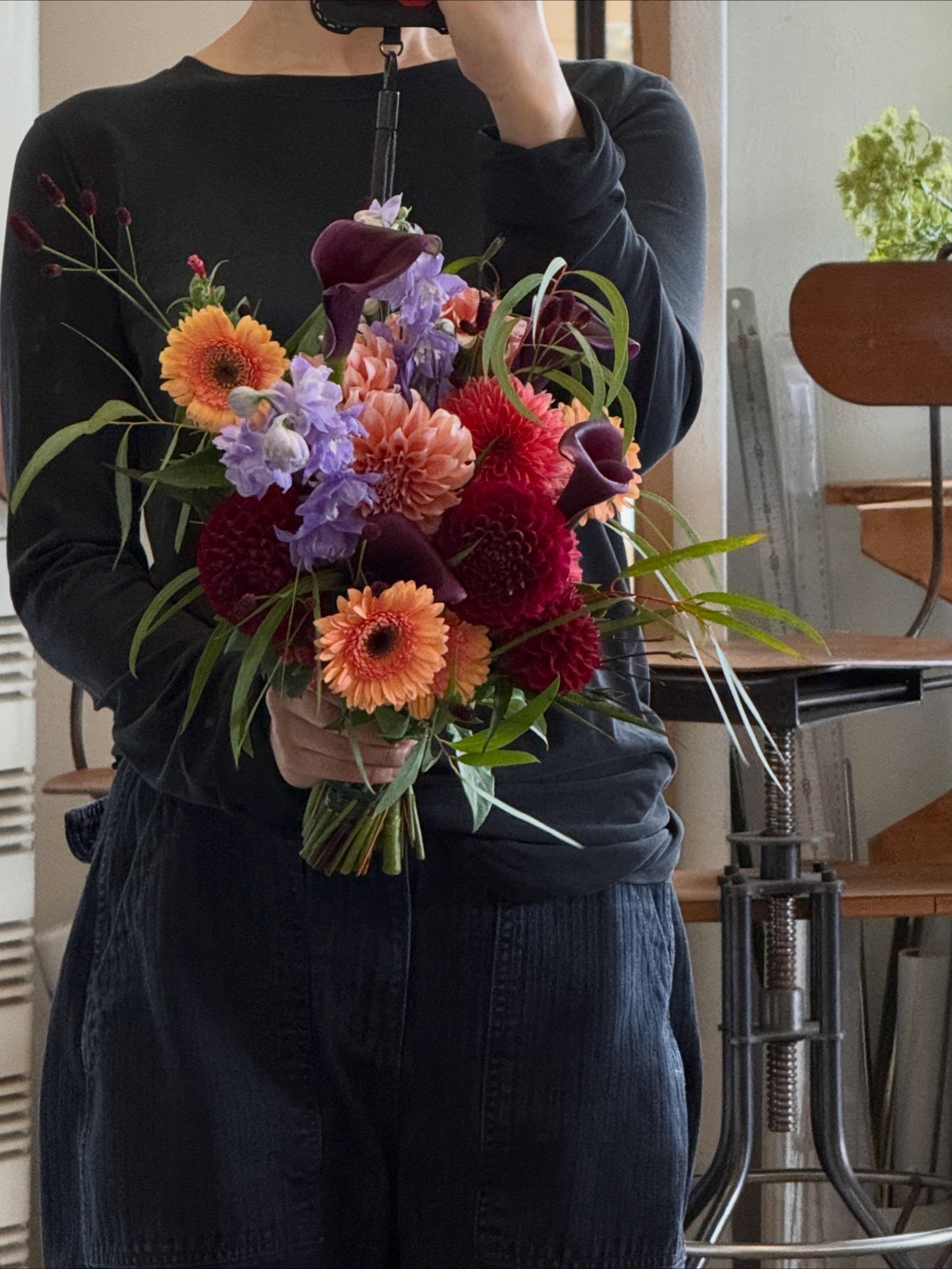 ⠀⠀⠀⠀⠀⠀⠀⠀⠀⠀⠀⠀⠀⠀⠀⠀ 
#kottbatt_bouquet
#kottbatt_corsage 

야외 웨딩의 꽃장식 컨셉에 맞추어 제작해드린 부케입니다.
부케는 부케답게. 초라하면 안되고 확실하게.
야외 예식이라면 분명한 컬러와 형태감으로.
이건 제가 부케를 만들때 지키고자하는 혼자만의 철칙 같은 거예요.
물론 신부님이 원하는 방향이 분명하다면 당연히 최대한 맞춰드리고 있습니다. 🙂

상담하실 때 사실 쨍한 색보다 빈티지한 색의 꽃을 좋아