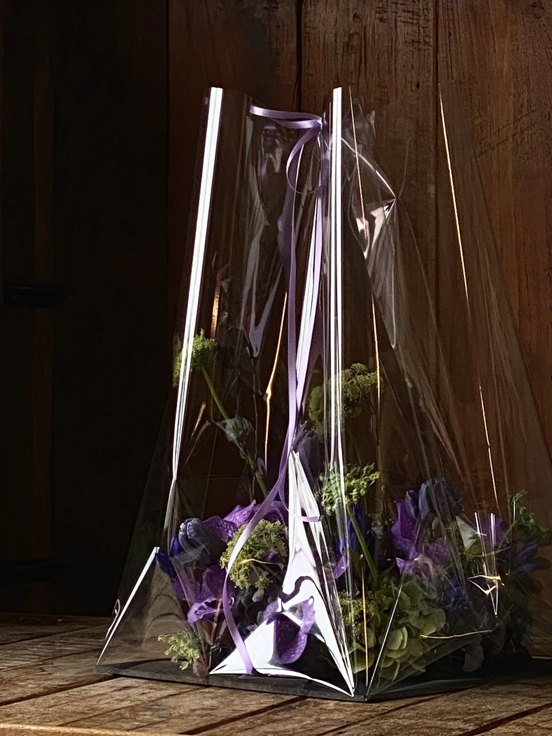 #kottbatt_centerpiece

Professional Florist Course - BEGINNER 10
03_Table Centerpiece ③: Ring Shape

마지막 포장의 단계까지 고려해 작업을 시작하고 마쳐야겠죠-
이동 중에 꽃이 다치지 않기 위해서요.
⠀⠀⠀⠀⠀⠀⠀⠀⠀⠀⠀⠀⠀⠀⠀⠀⠀
⠀⠀⠀⠀⠀⠀⠀⠀⠀⠀⠀⠀⠀⠀⠀⠀⠀

* KOTTBATT 정규 수업은 입문/심화/집중 과정으로 이루어져 있습니다.
* 과정의 처음부터 끝까지