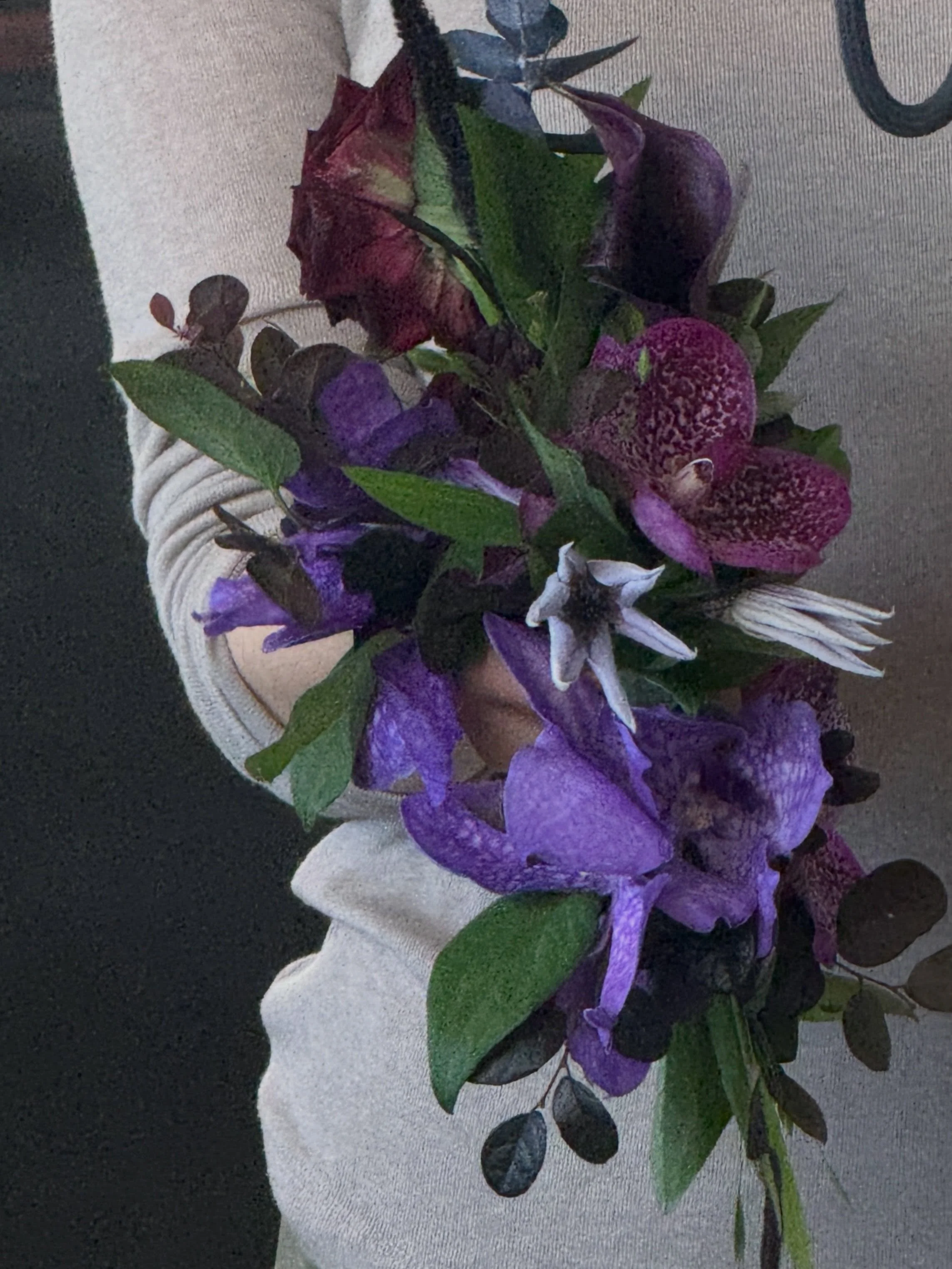#kottbatt_corsage

💜

코사지 여섯개 한번에 옮기기 스킬 만렙 👾🥀
물처리, 리본처리도 하고 사진도 찍어야되고 보조핀 찔러 팩킹해야하니까.
조심조심! 앤드 빨리빨리- (요건 천렙쯤) (손이느림)